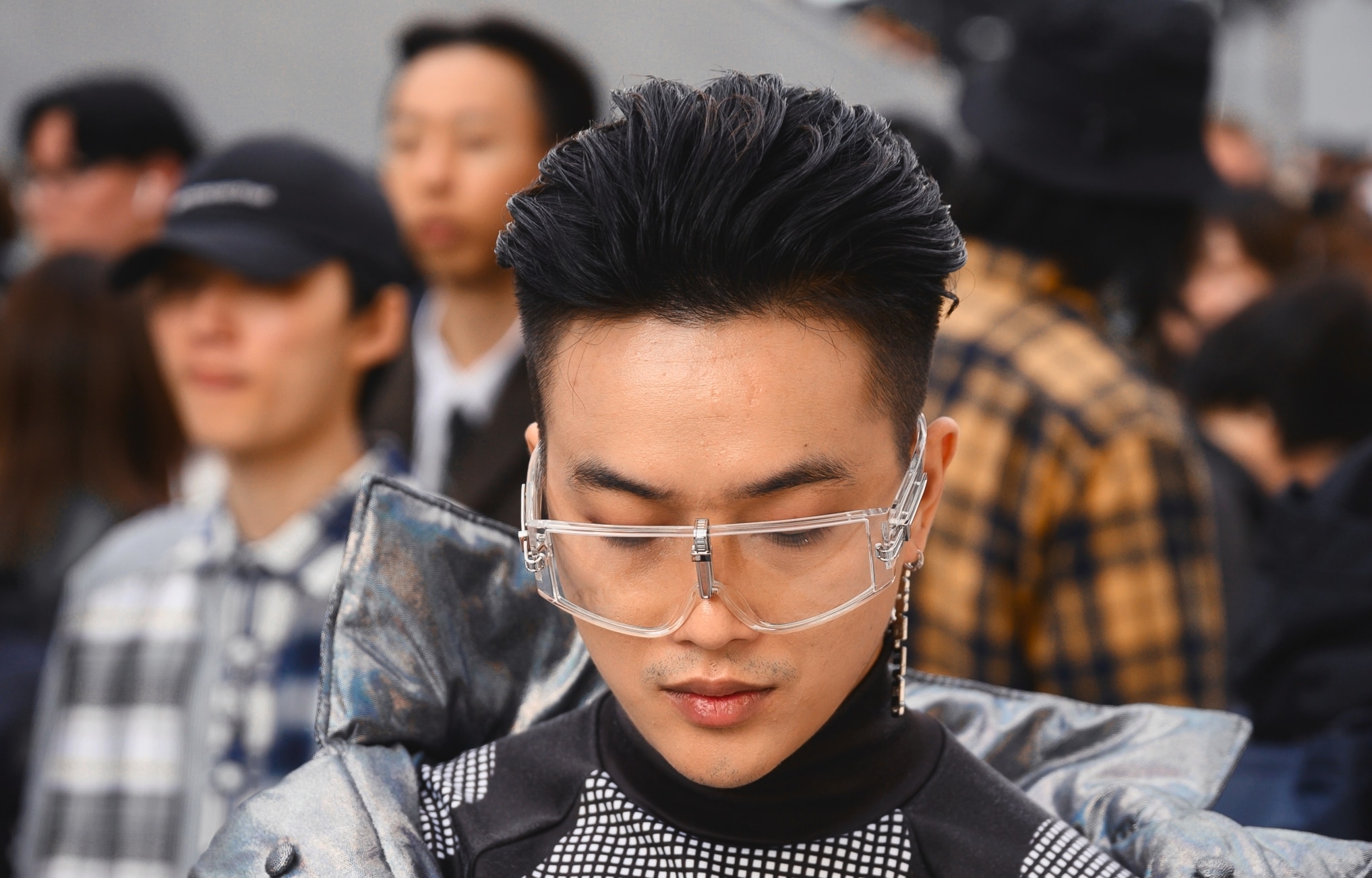 pria dengan rambut pendek