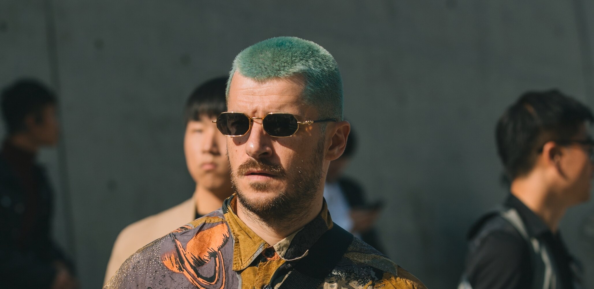 pria dengan model rambut buzz cut berwarna