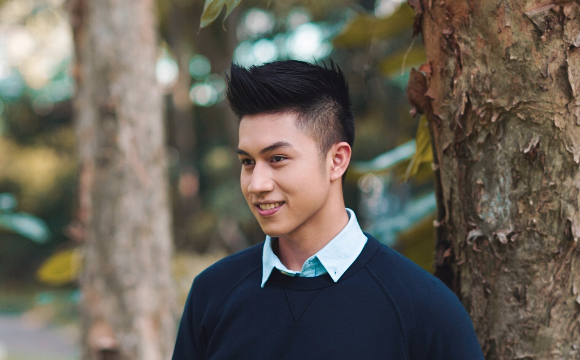 pria dengan model rambut faux hawk