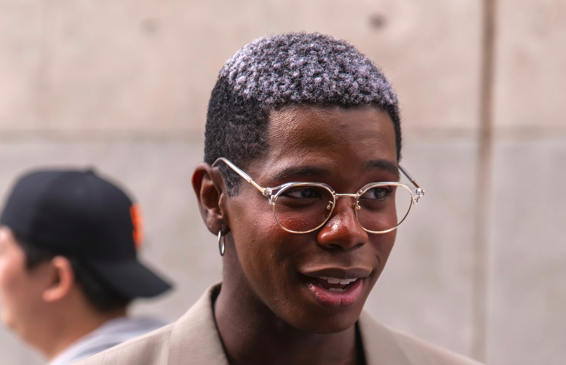 pria dengan rambut cepak keriting