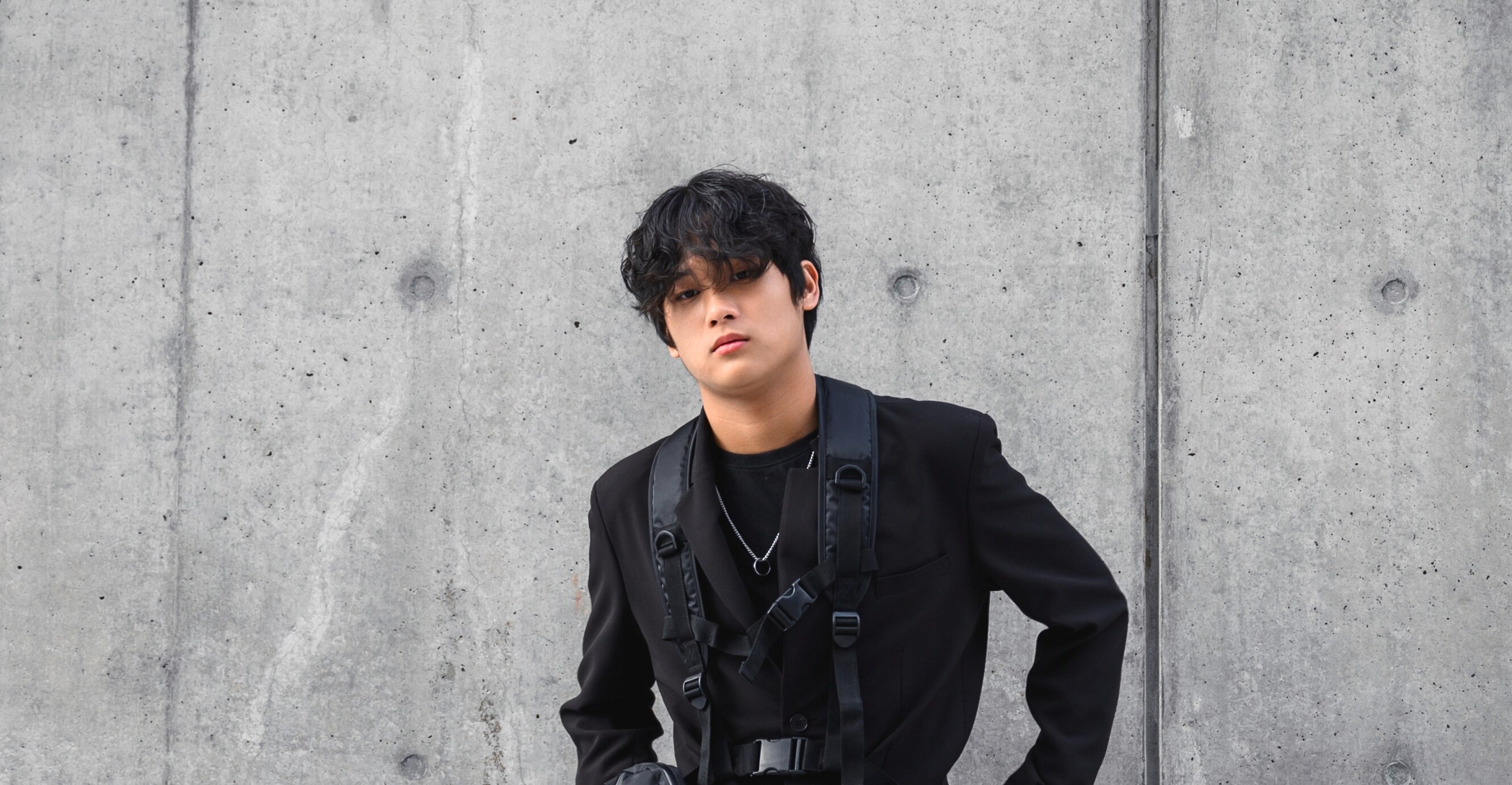 pria dengan rambut ikal