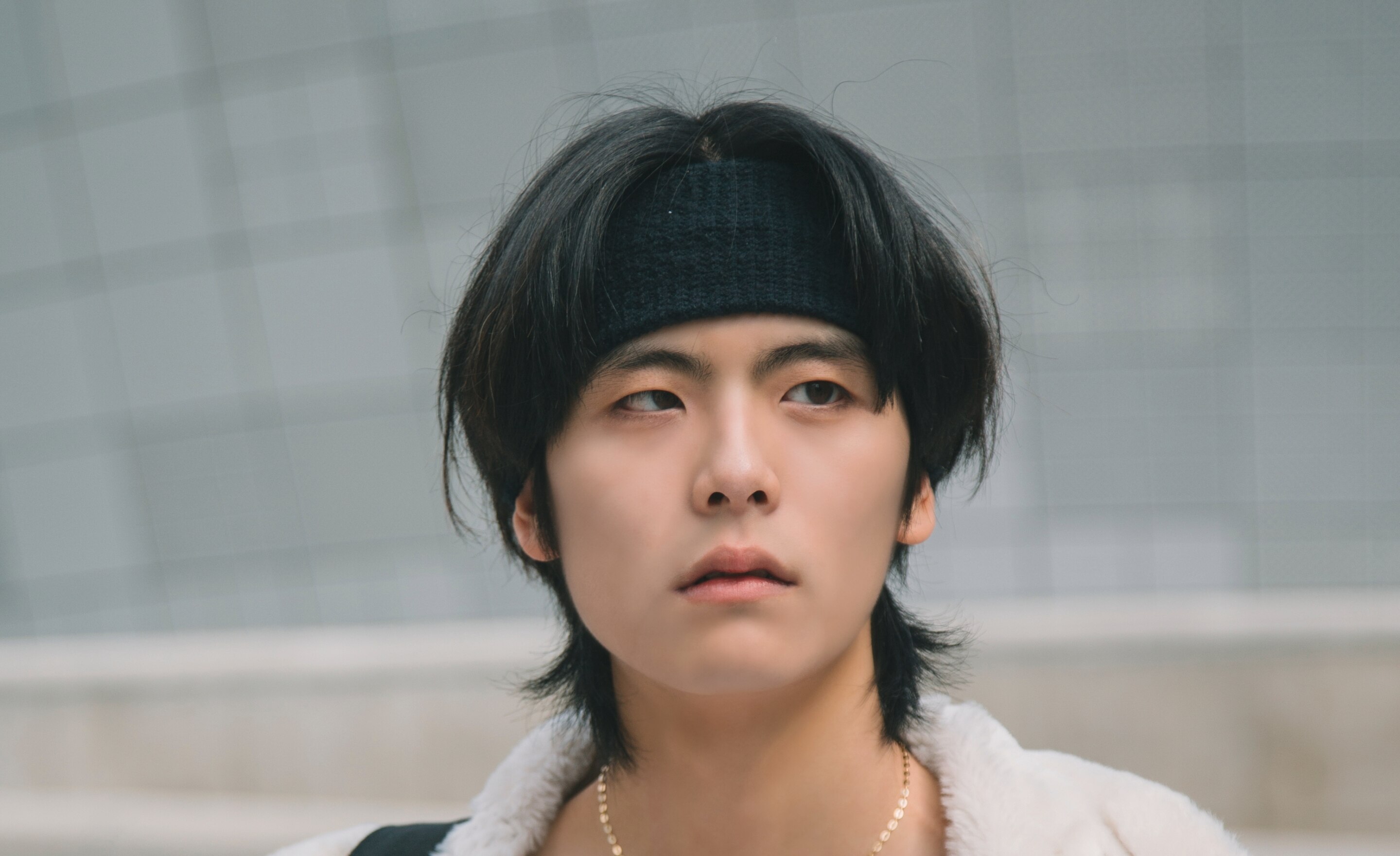 pria dengan model rambut belah tengah