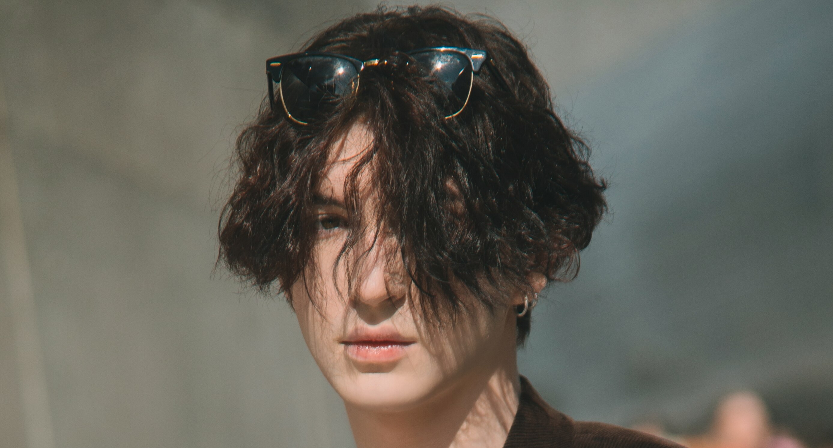 pria dengan rambut keriting