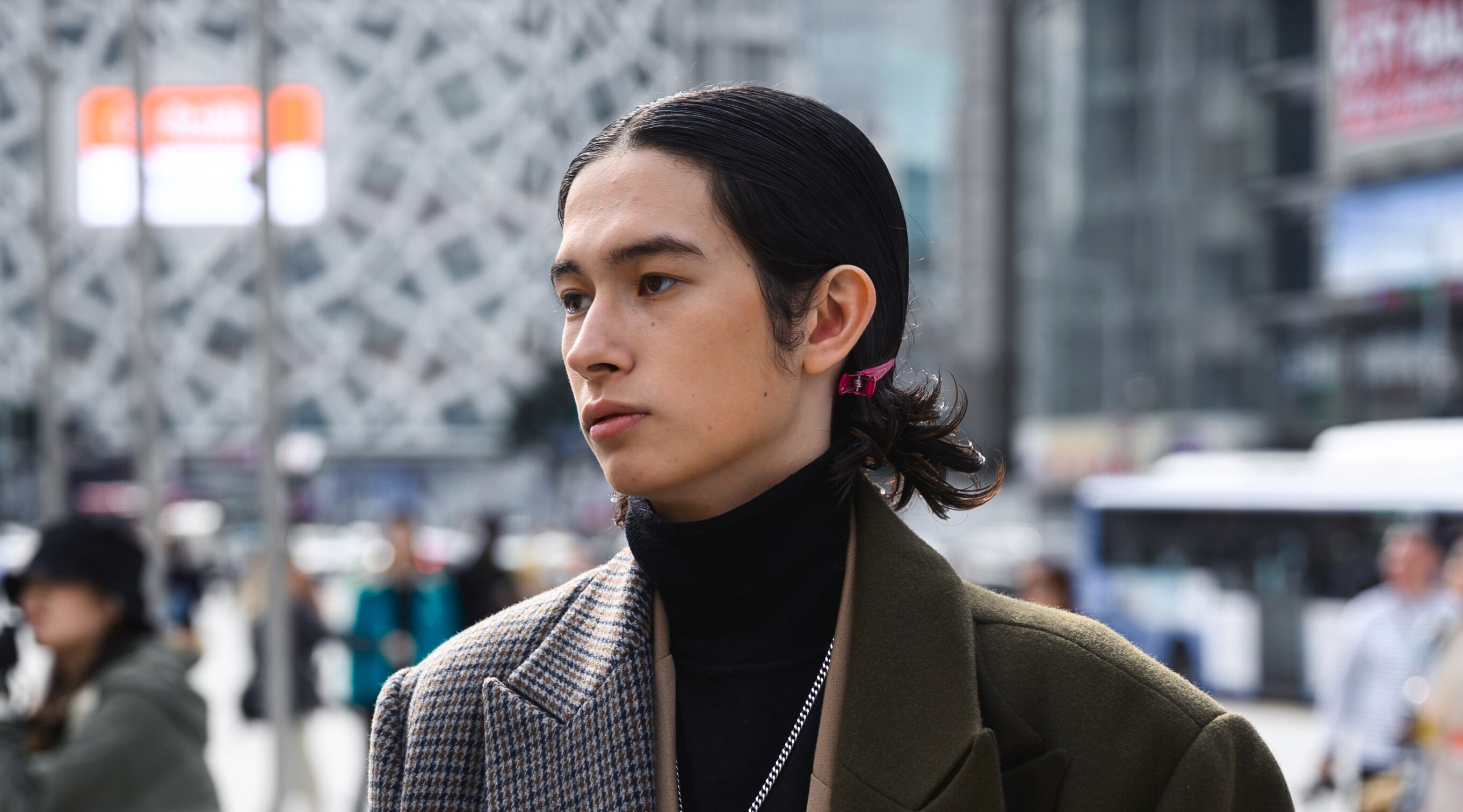 pria dengan rambut dicepol