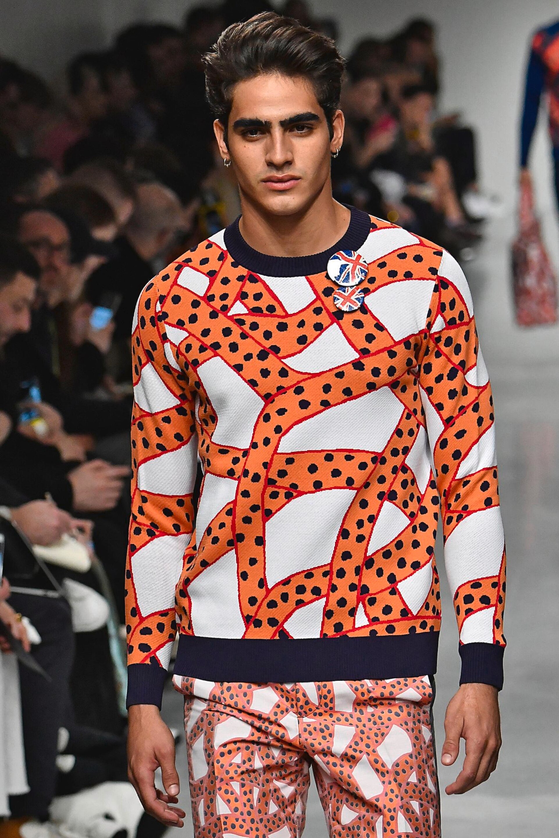 pria dengan rambut pendek berwarna