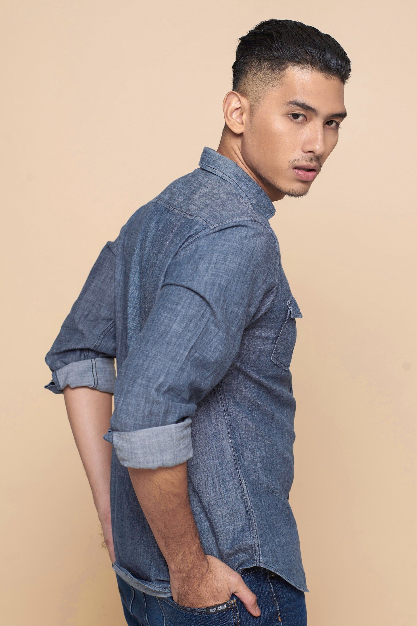 pria asia dengan potongan rambut undercut