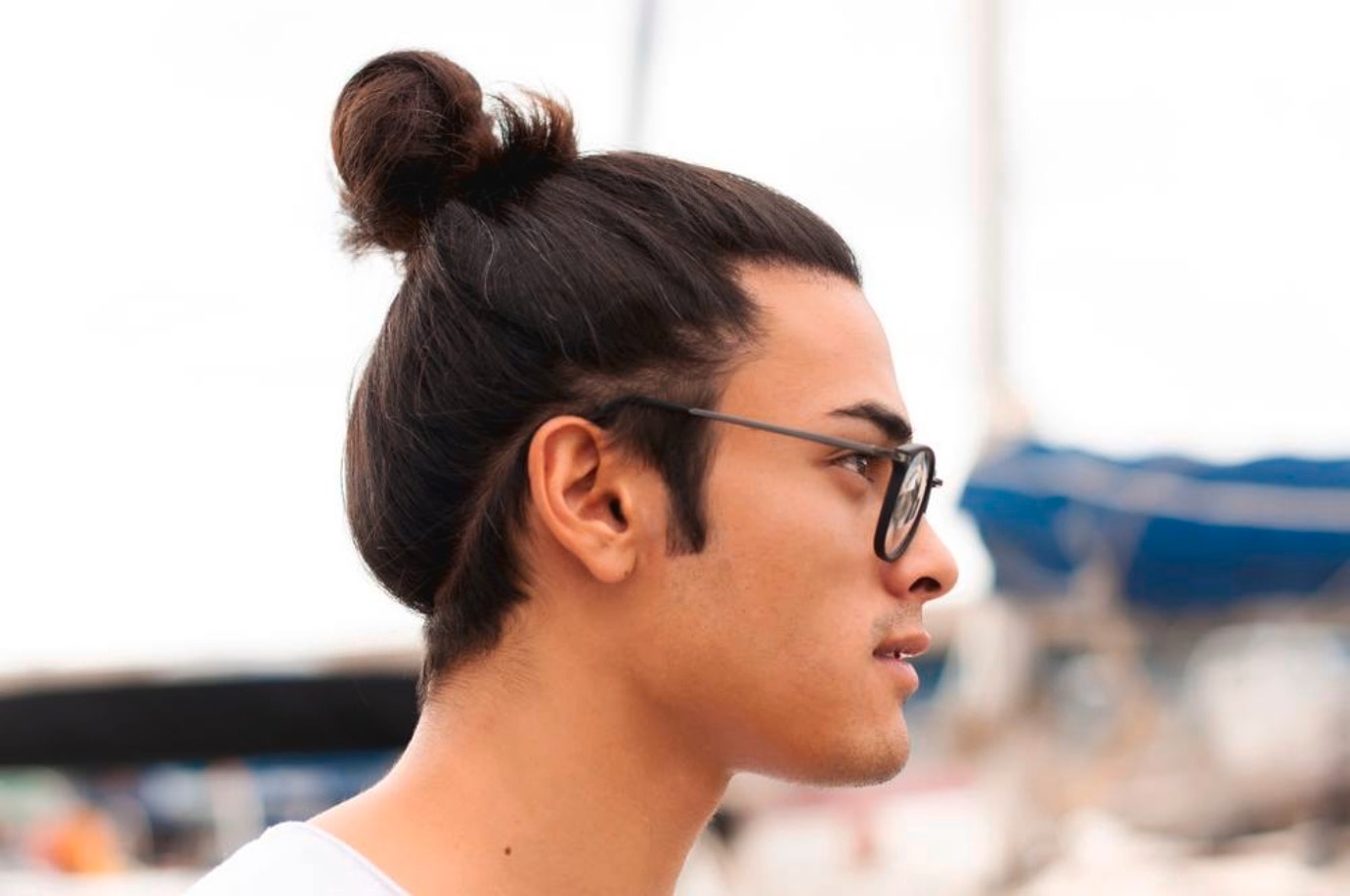 Gondrong? Tak masalah. Kamu tetap terlihat rapi dengan gaya rambut ini. (Foto: Shutterstock)