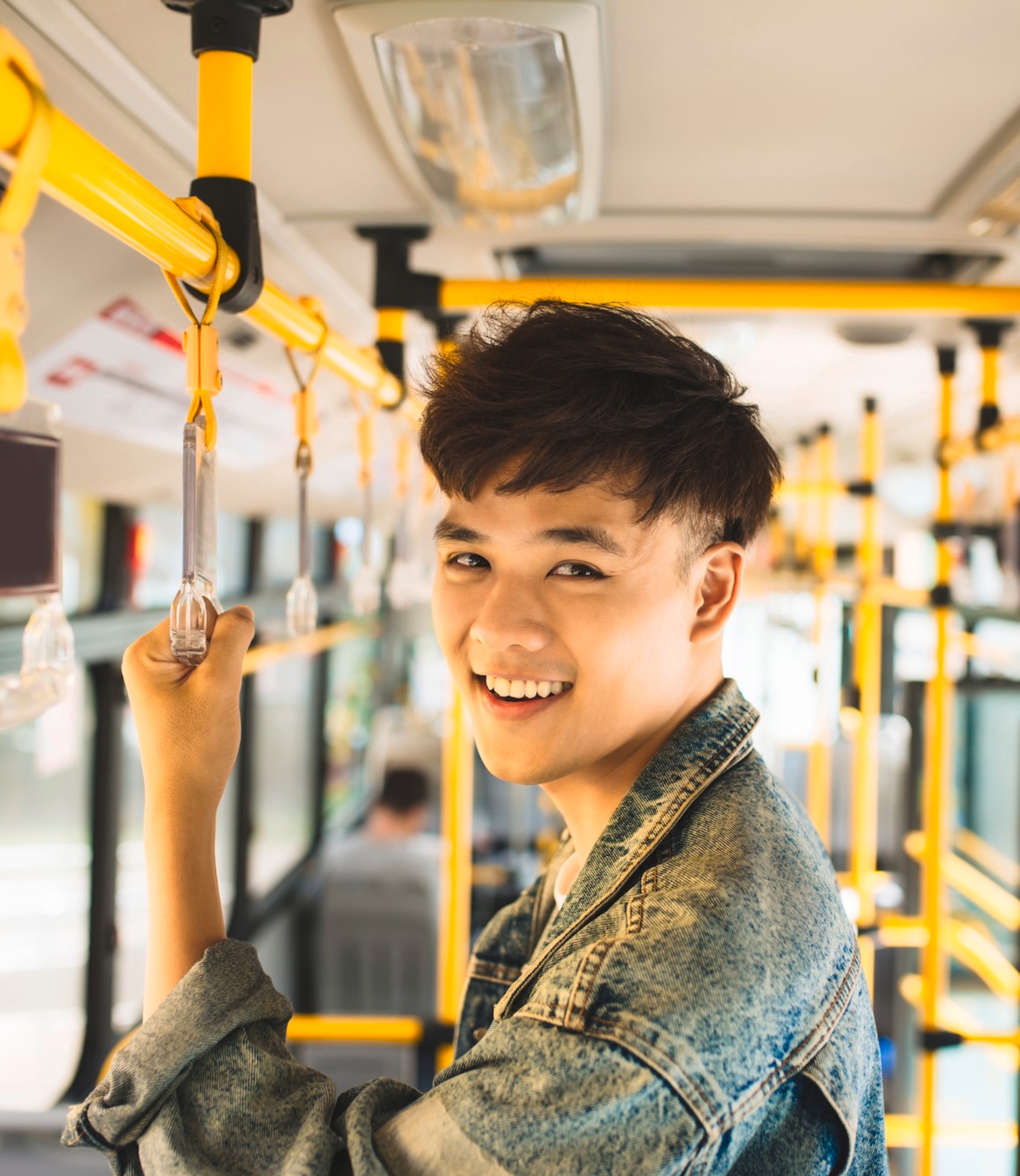 pria dengan model rambut fringe