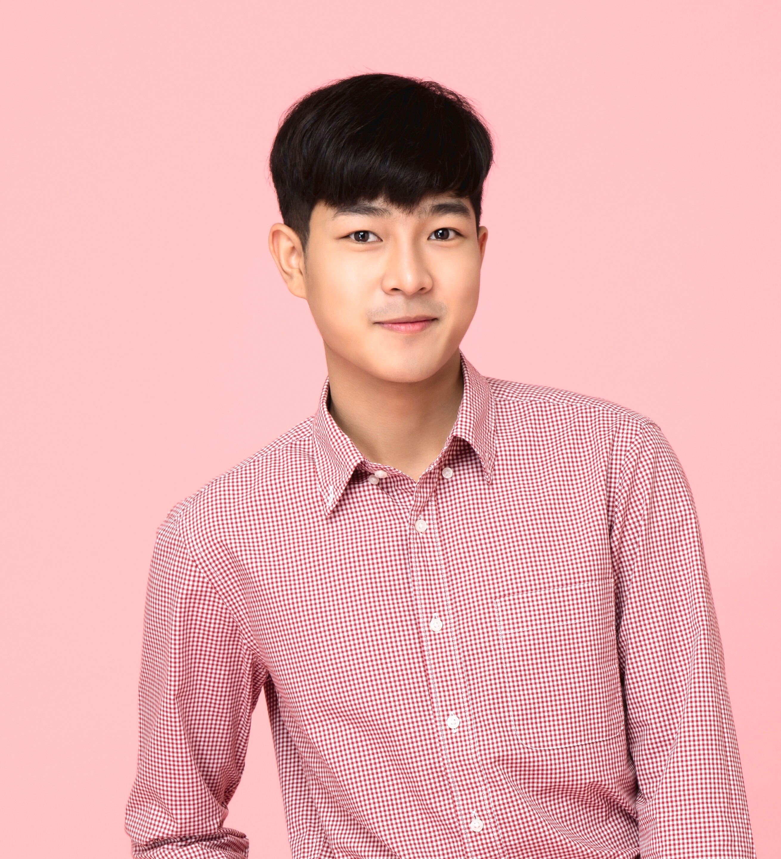 pria dengan rambut crop cut