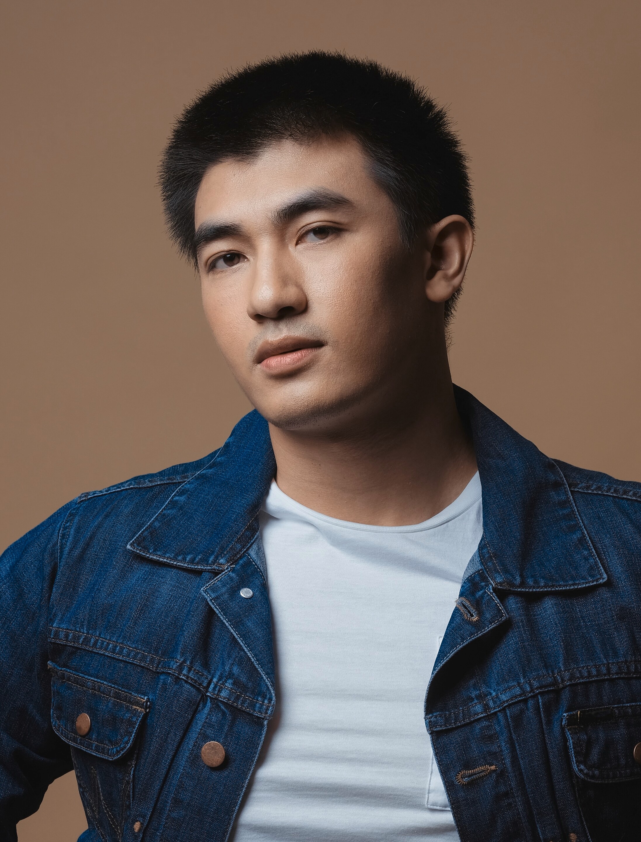 pria denga potongan rambut buzz cut