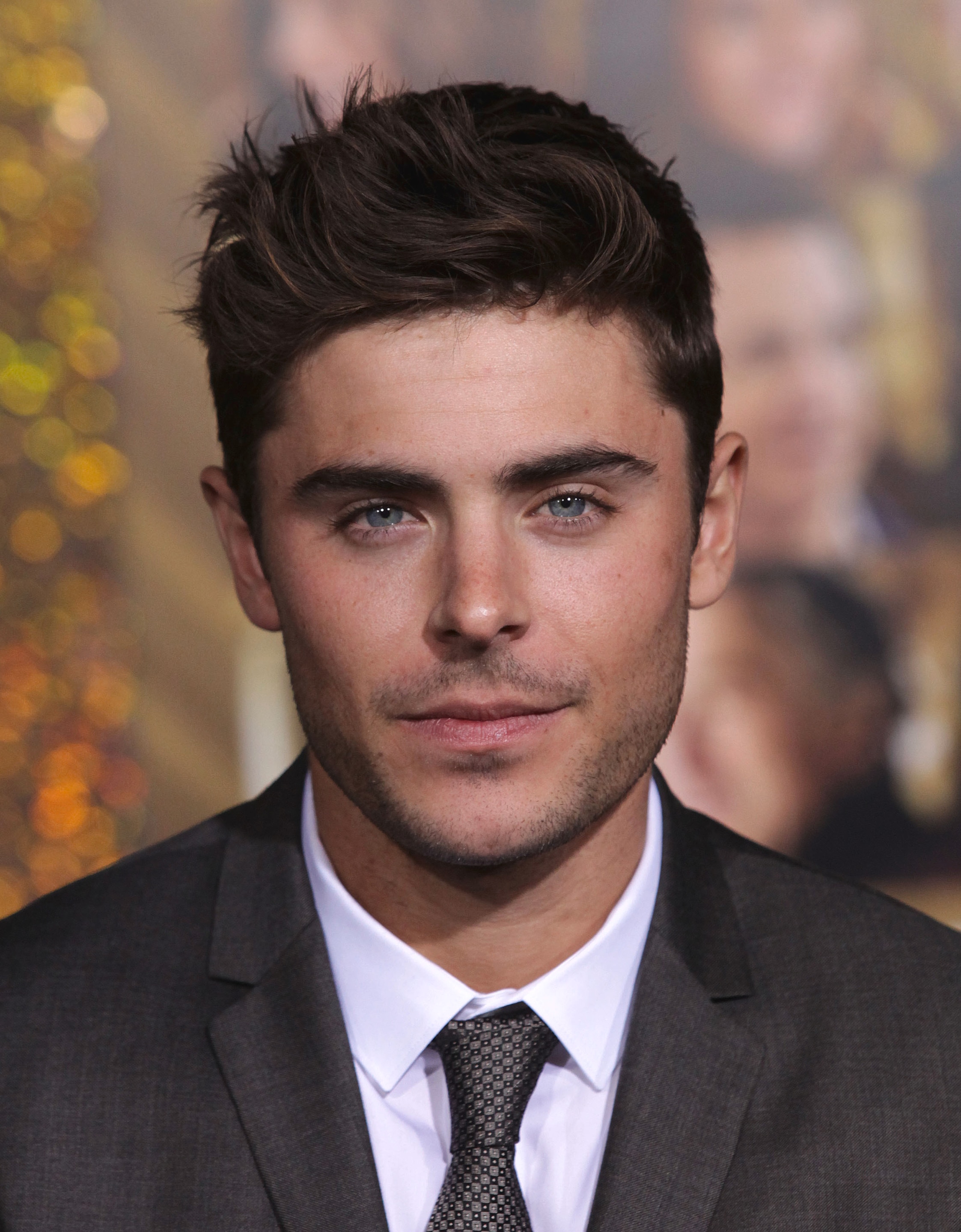 pria dengan rambut messy pompadour