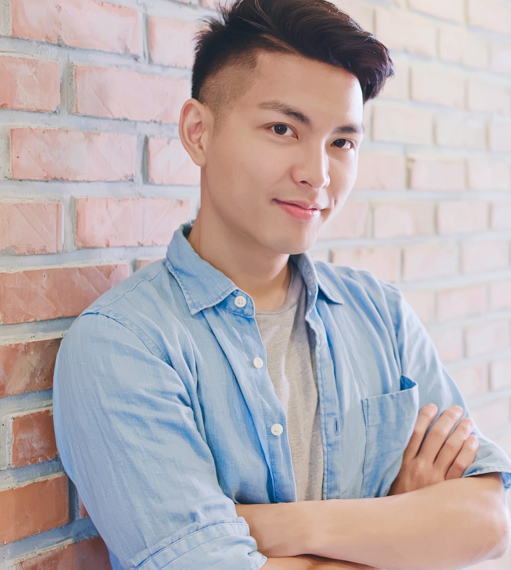 pria dengan rambut low taper fade