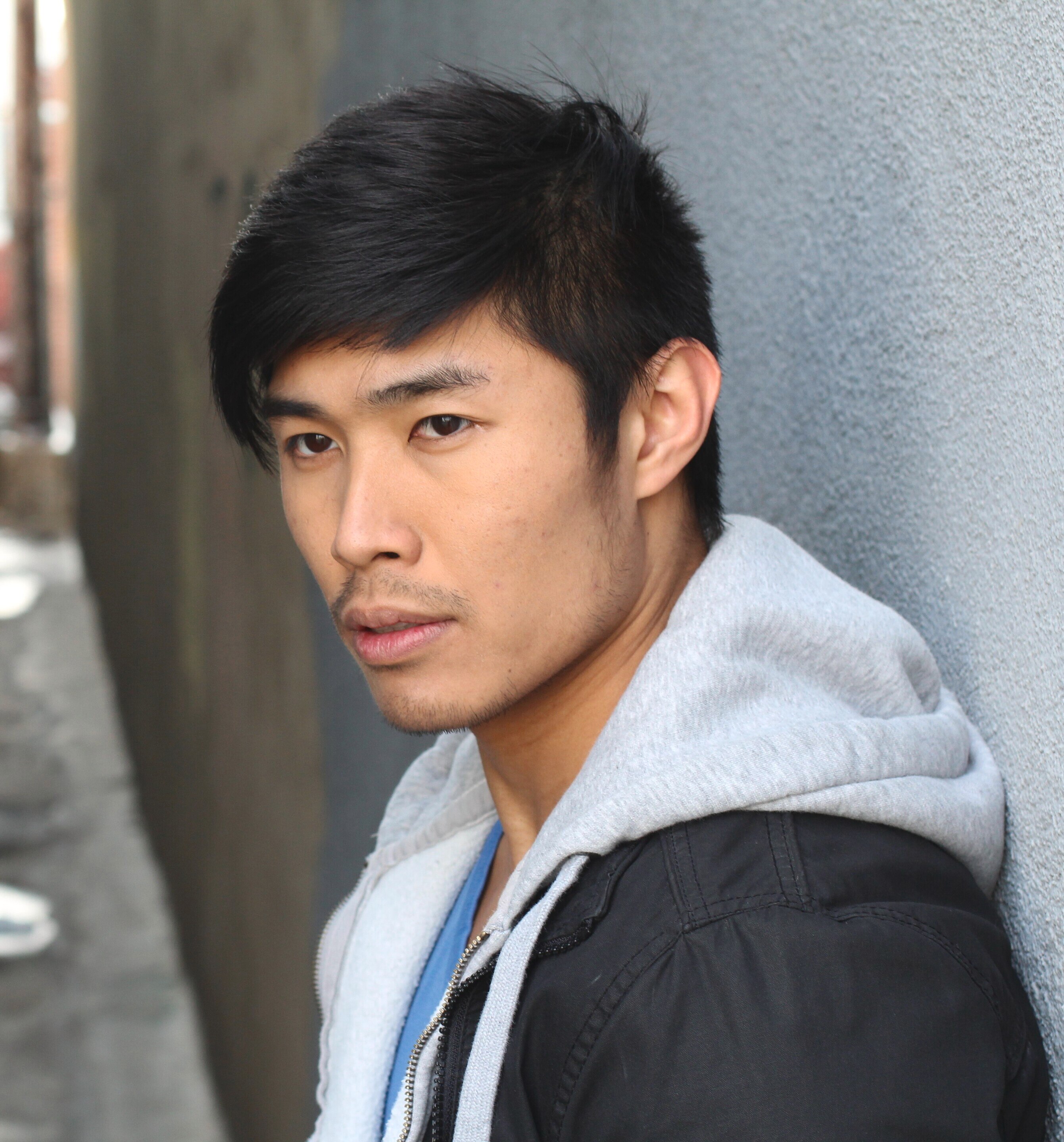 pria dengan model rambut undercut