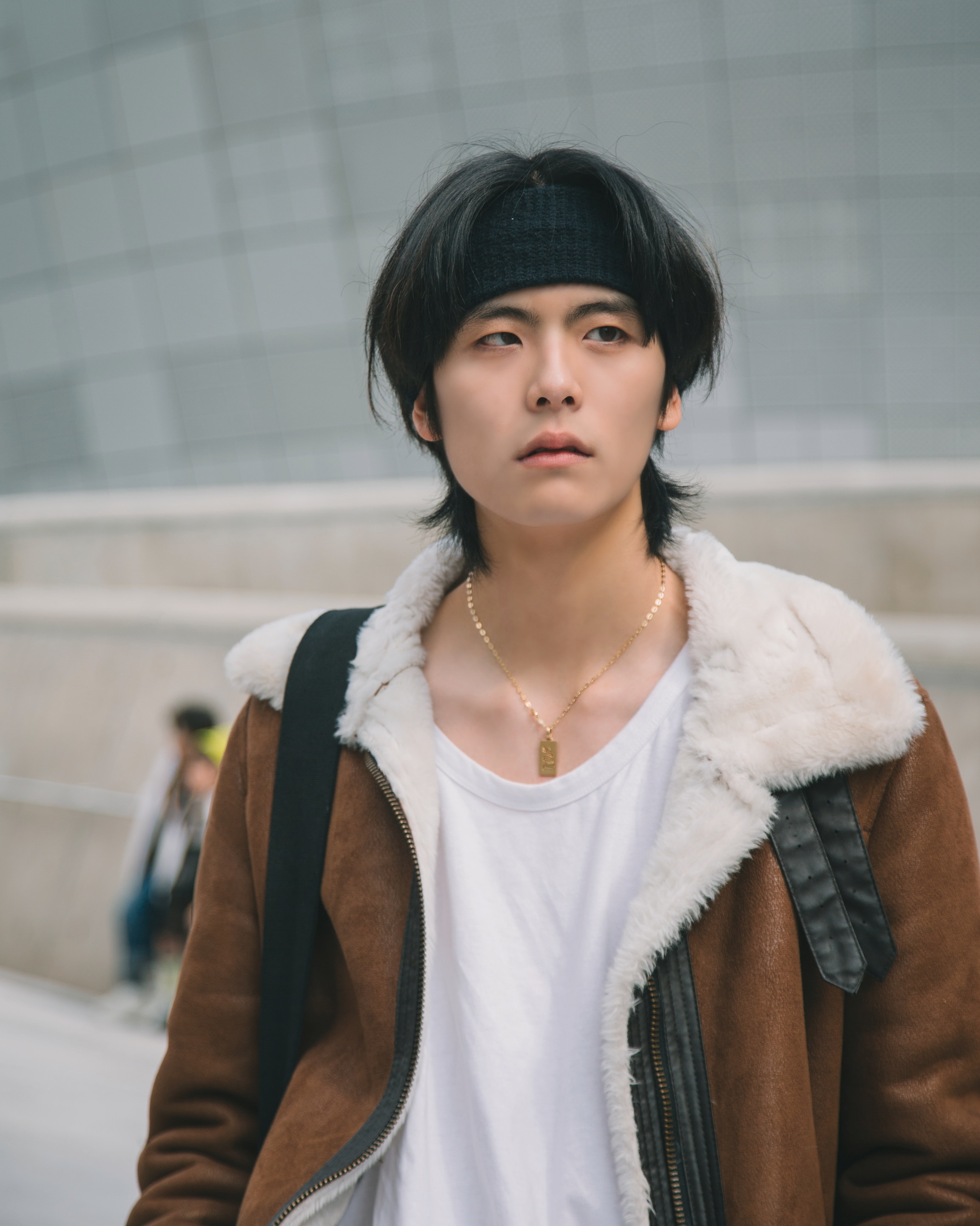 pria korea dengan headband