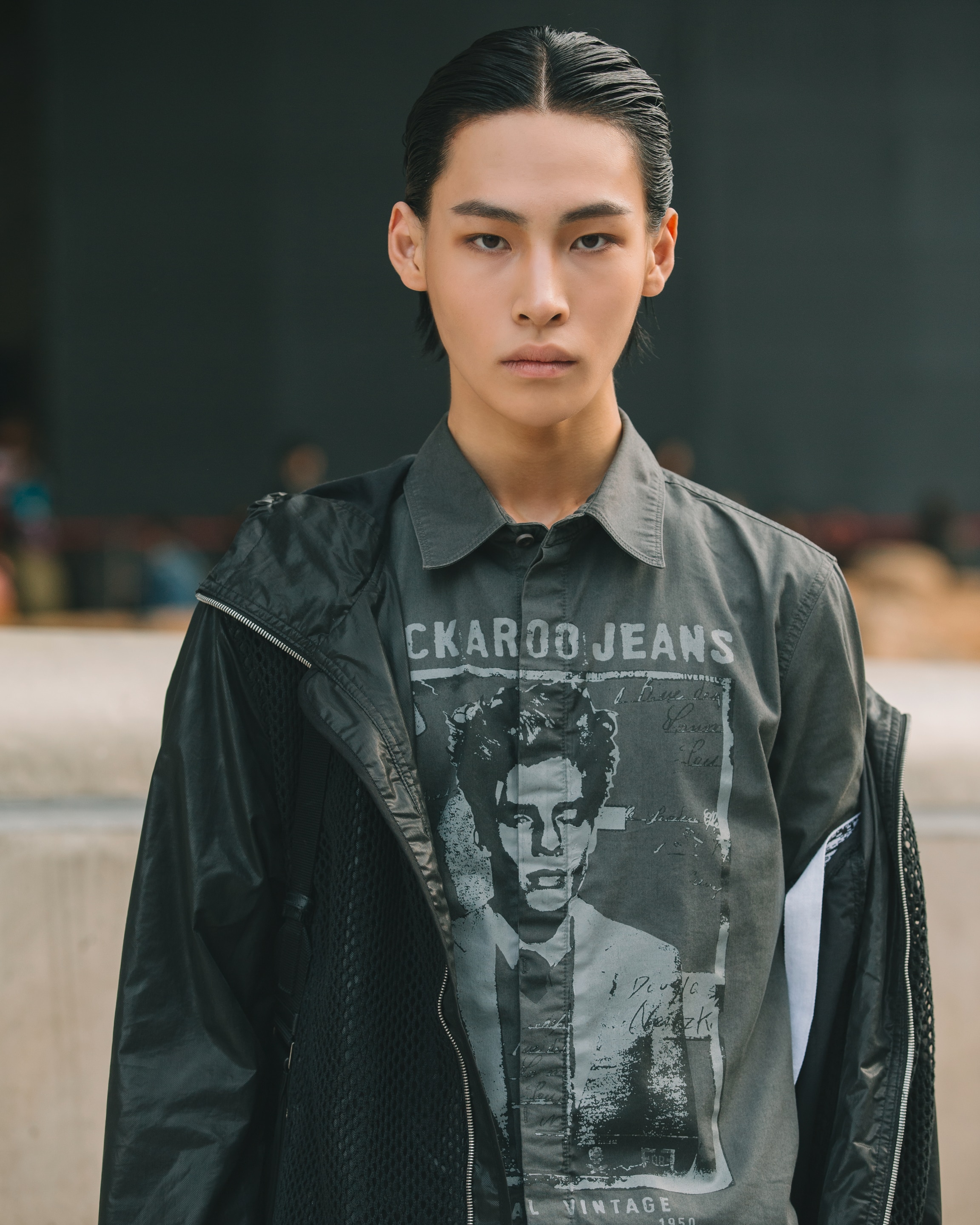 pria korea dengan rambut panjang belah tengah