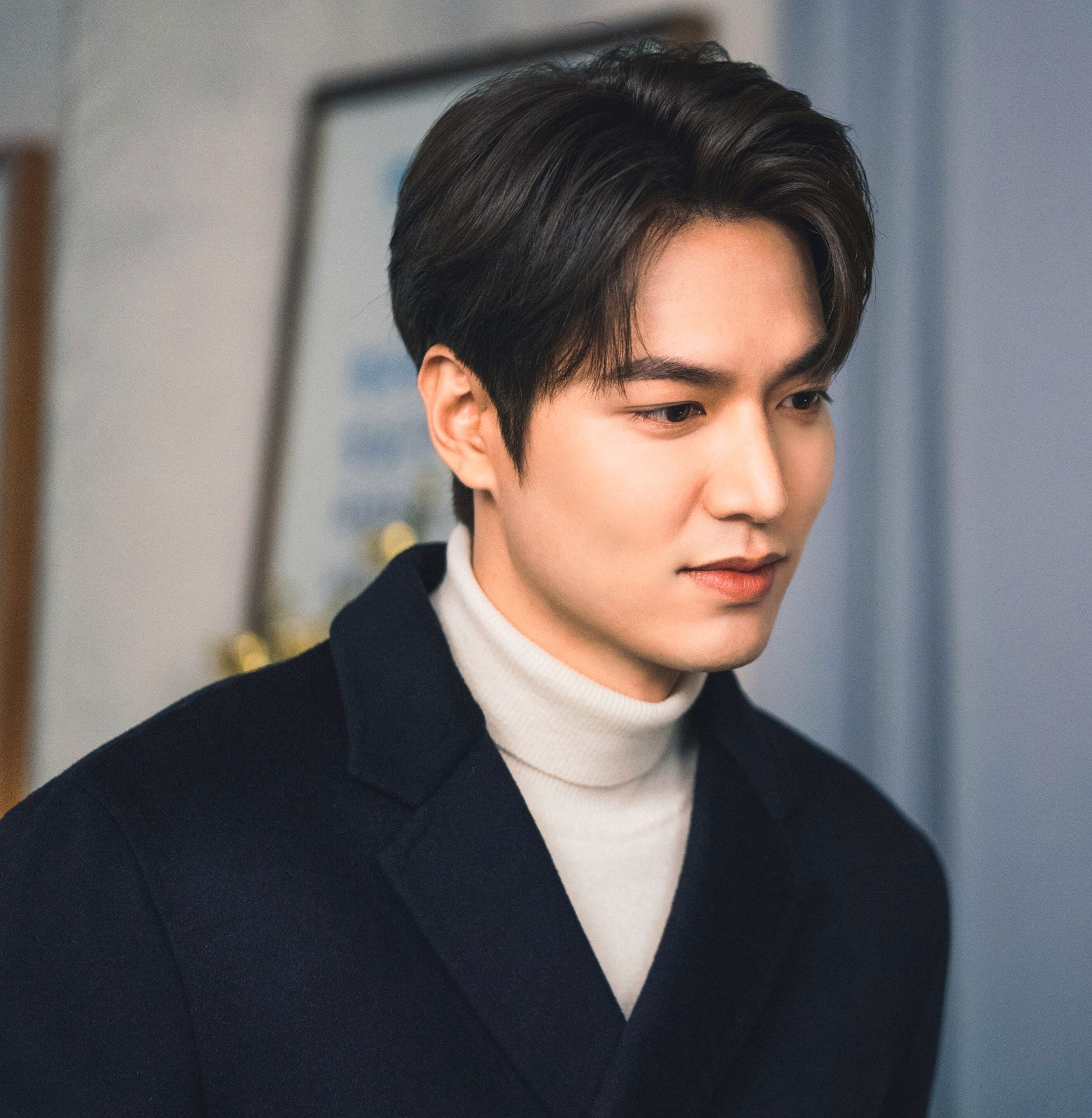 lee min ho dengan rambut belah tengah