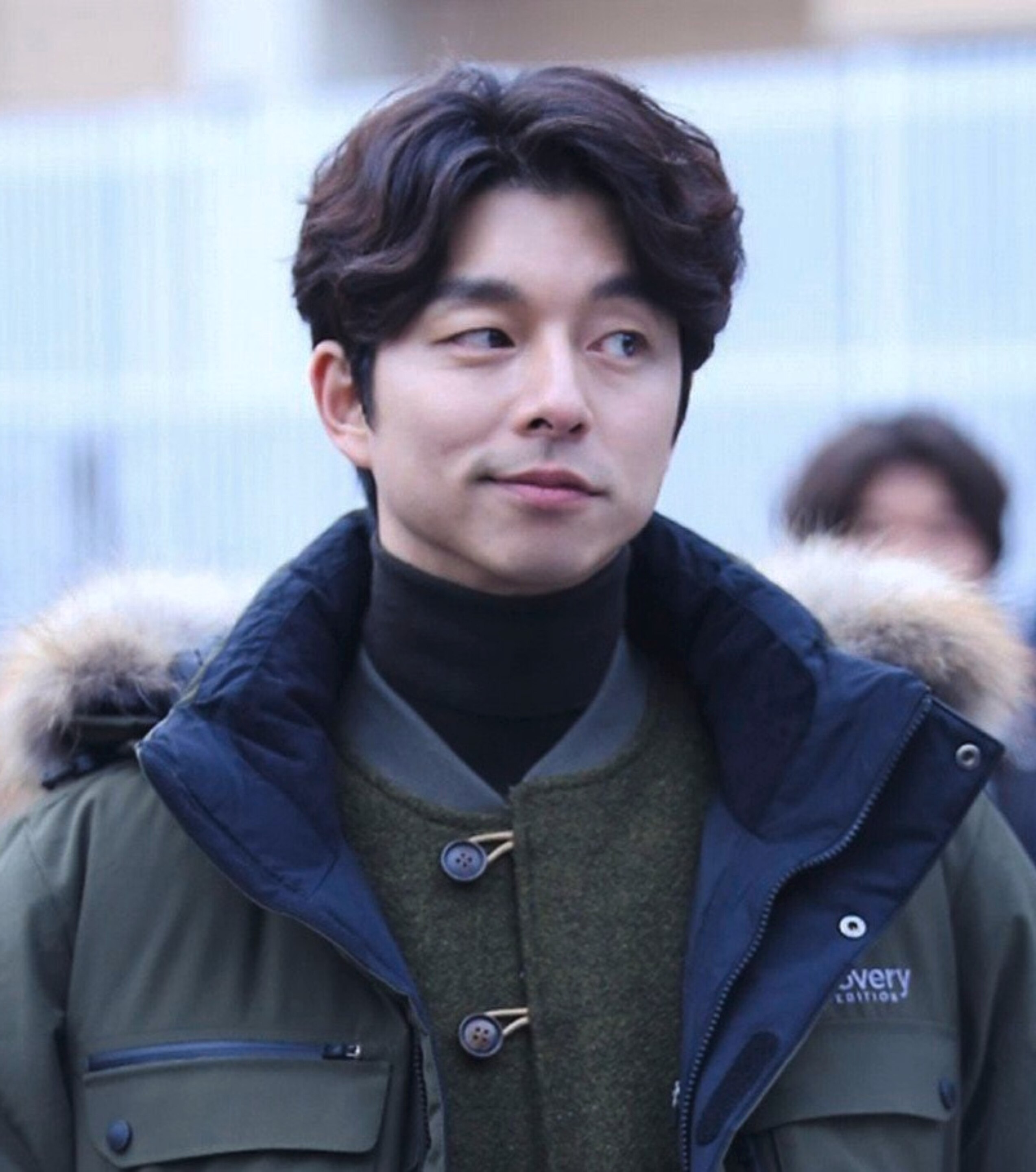 gong yoo dengan rambut bergelombang