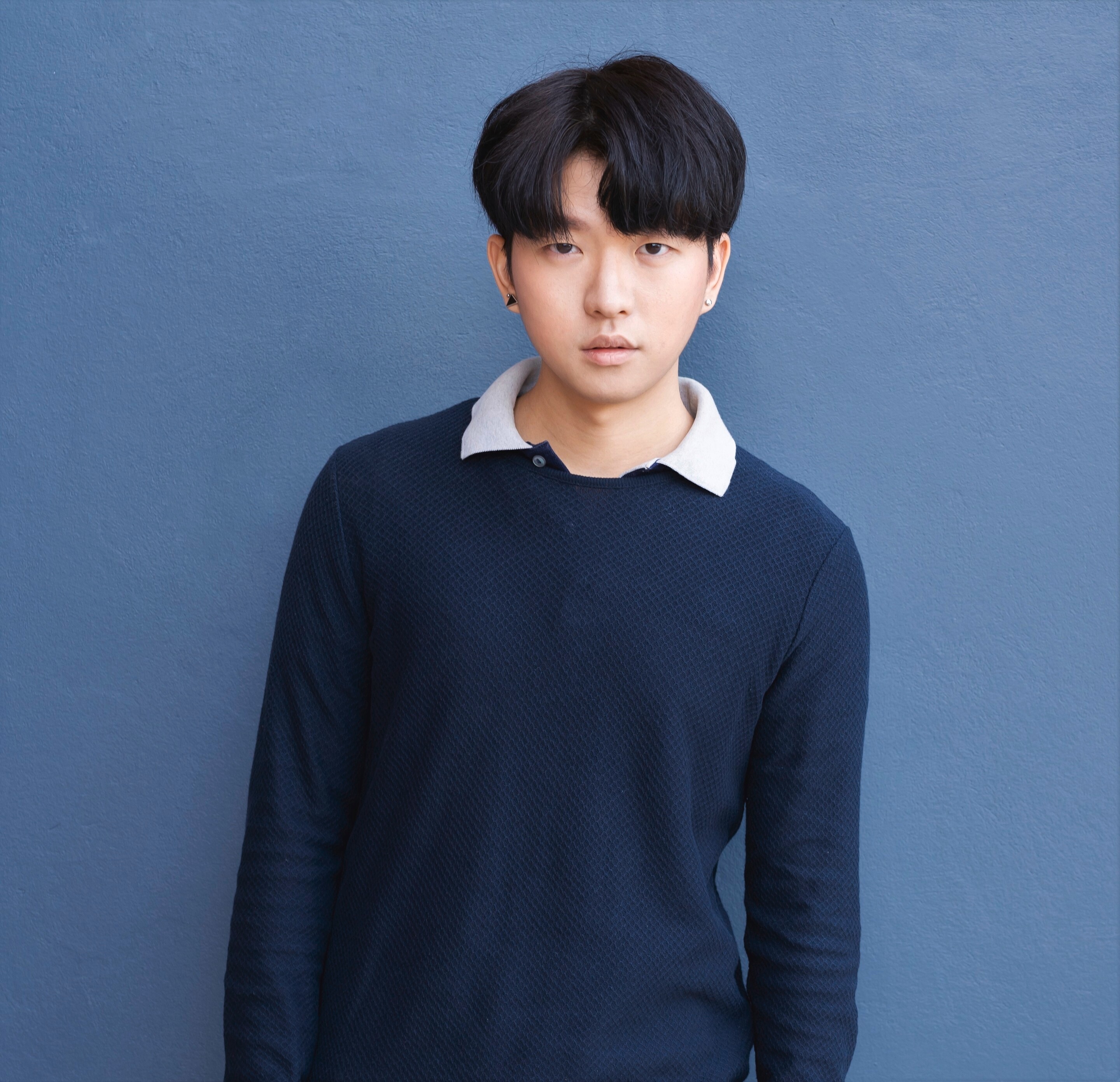 pria dengan potongan rambut cepak