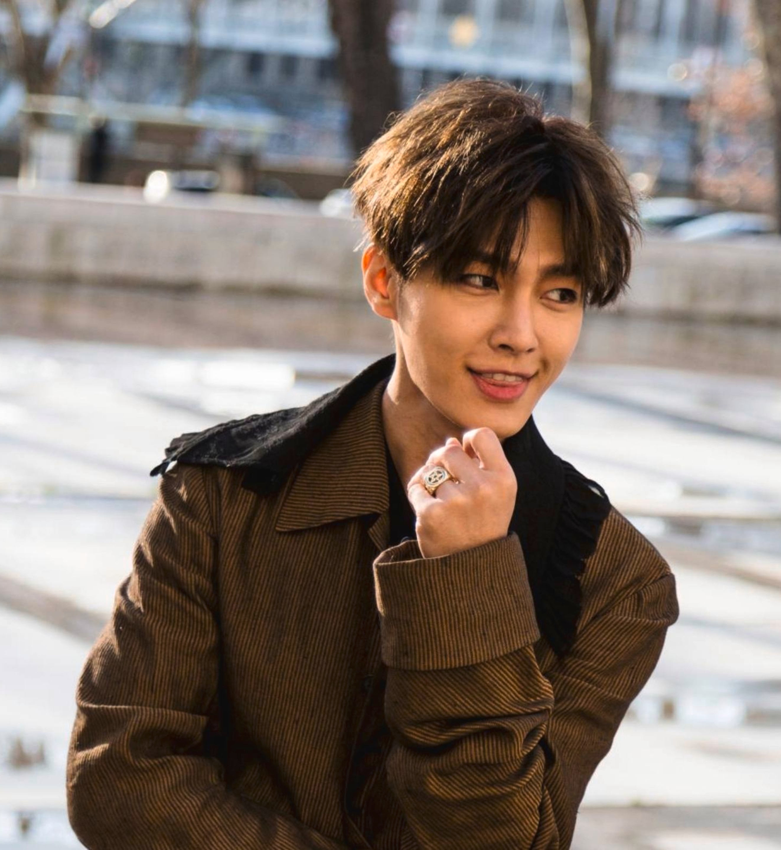 pria asia dengan rambut diwarnai