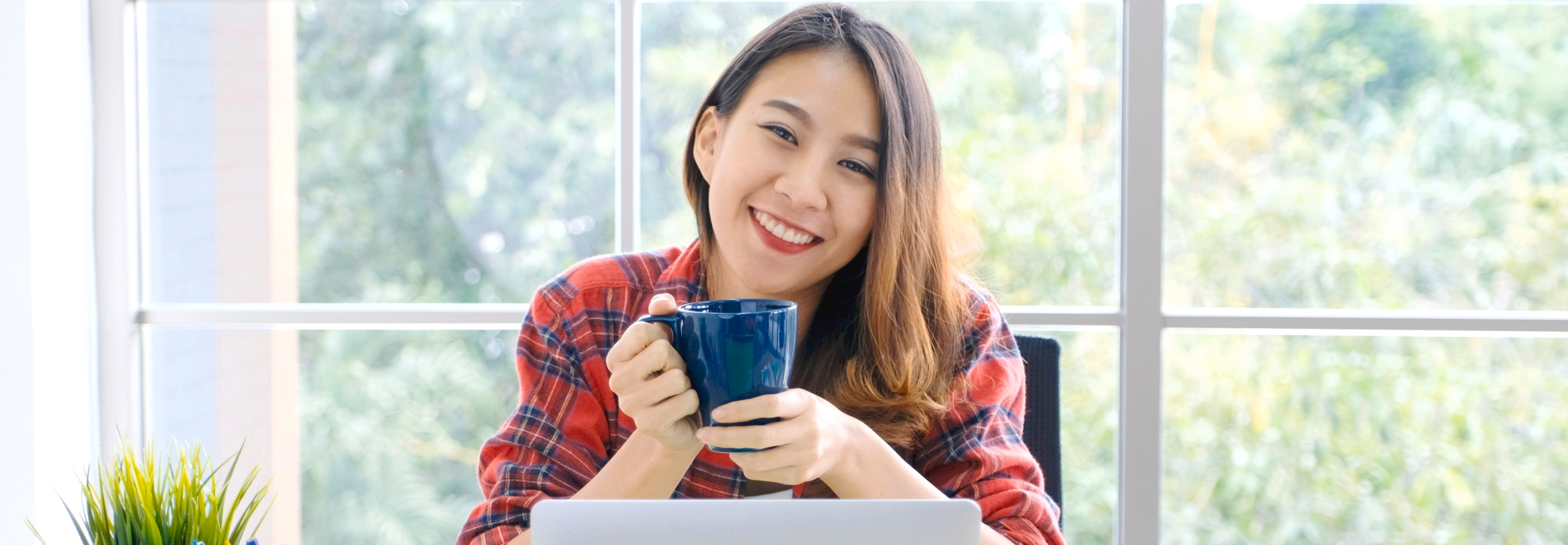 Seorang wanita memegang minuman panas