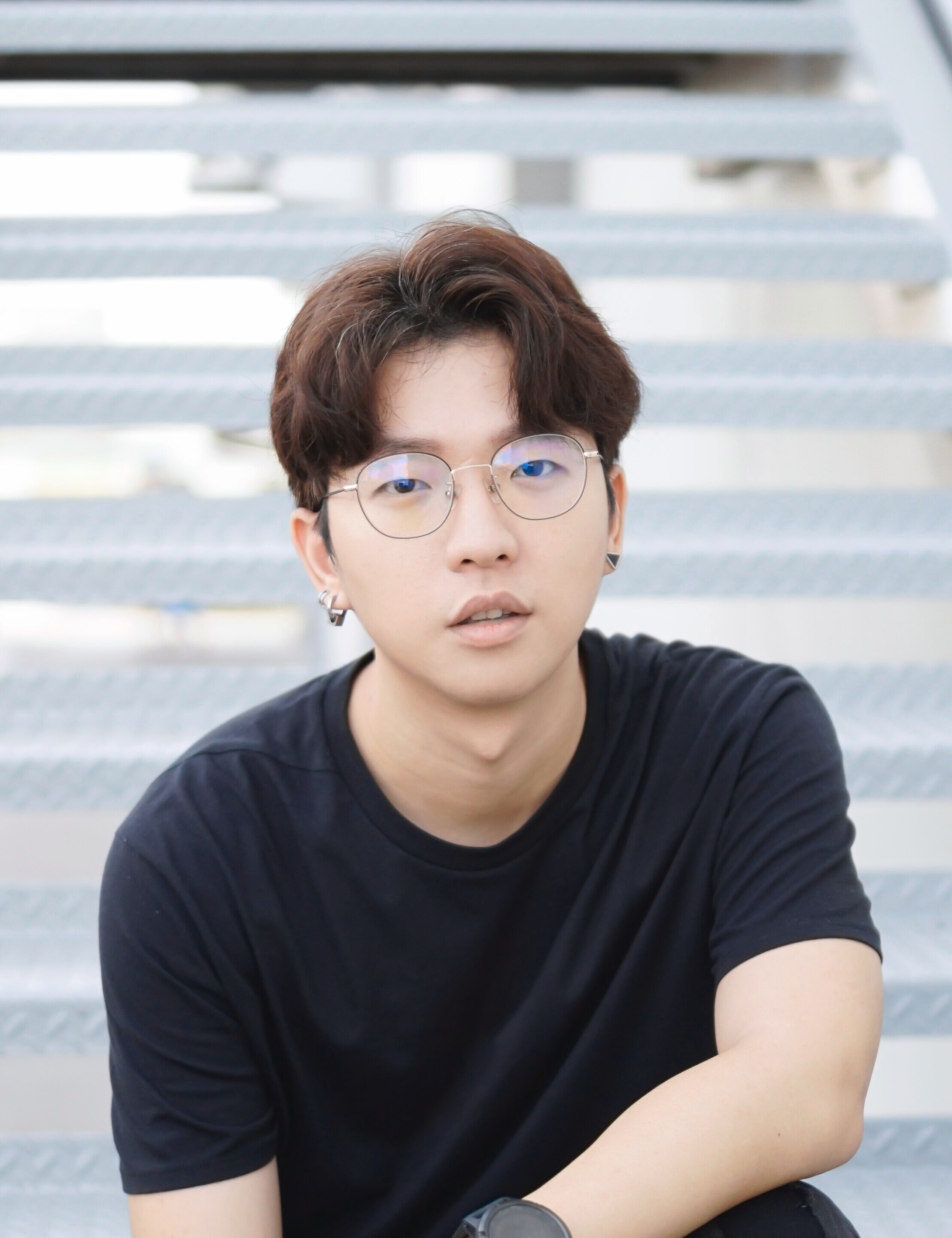 pria dengan rambut belah tengah	