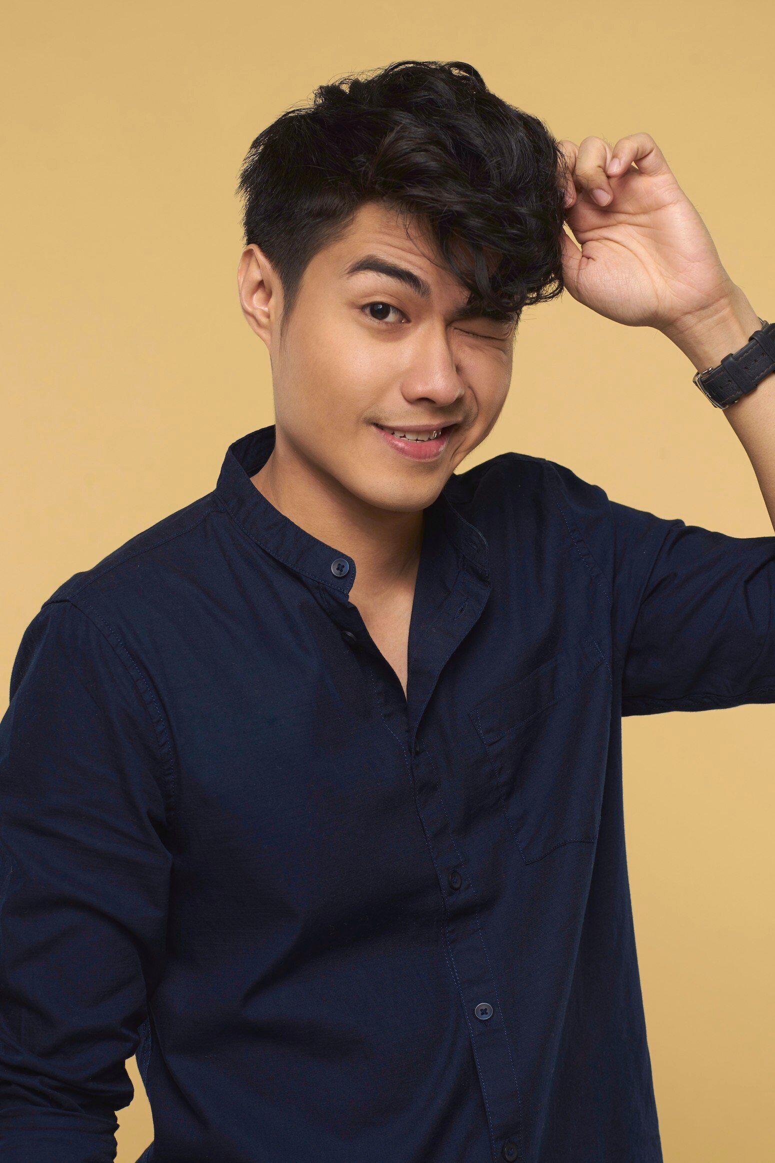 pria dengan rambut undercut	