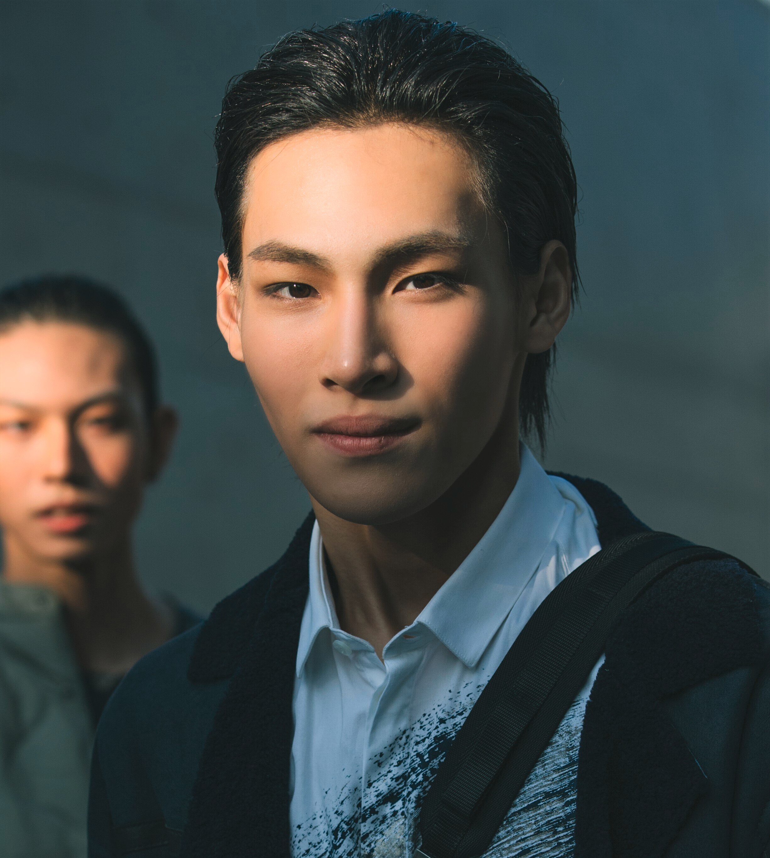 pria asia dengan rambut slick back