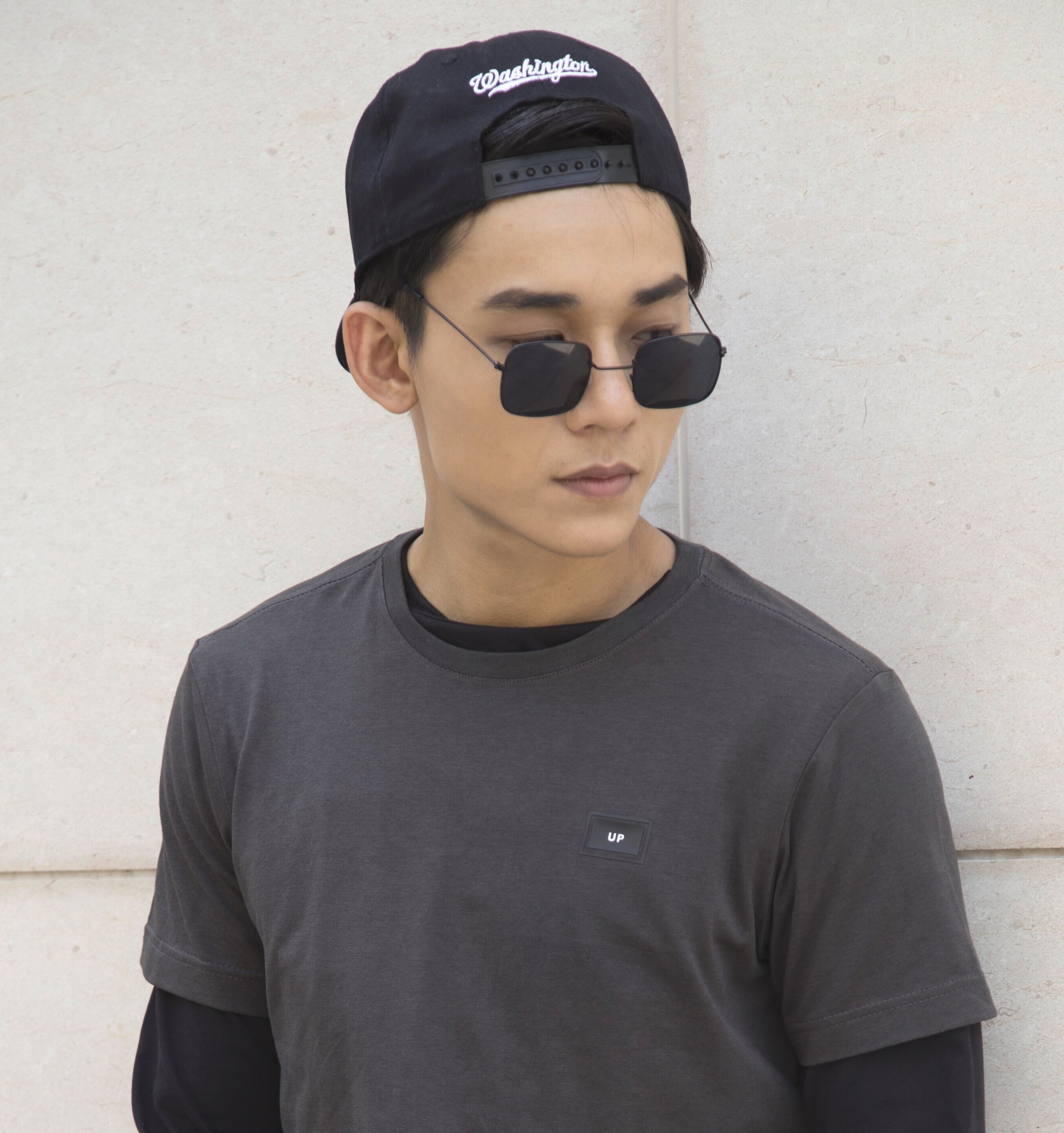 pria asia memakai topi