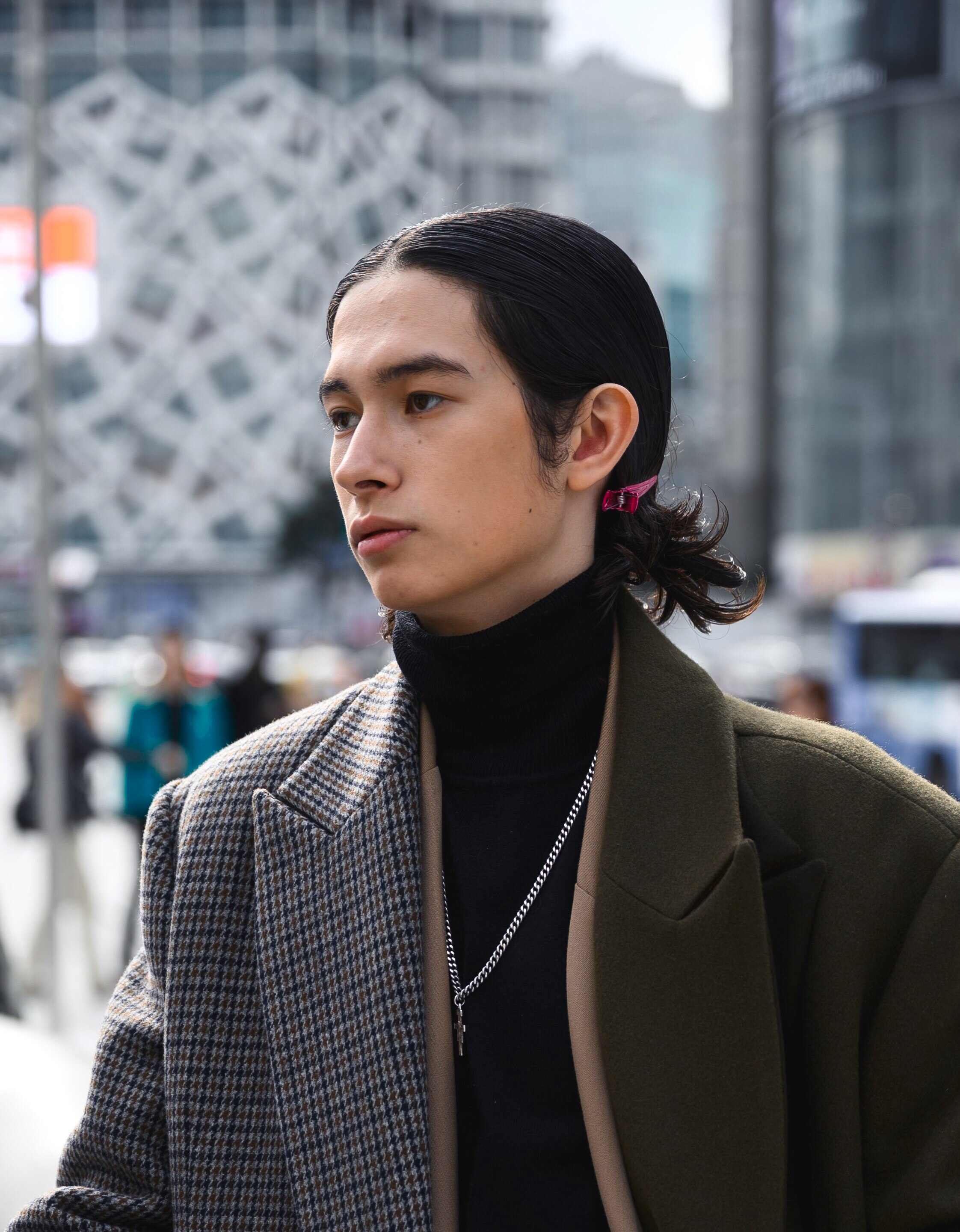 pria asia dengan rambut gondrong diikat