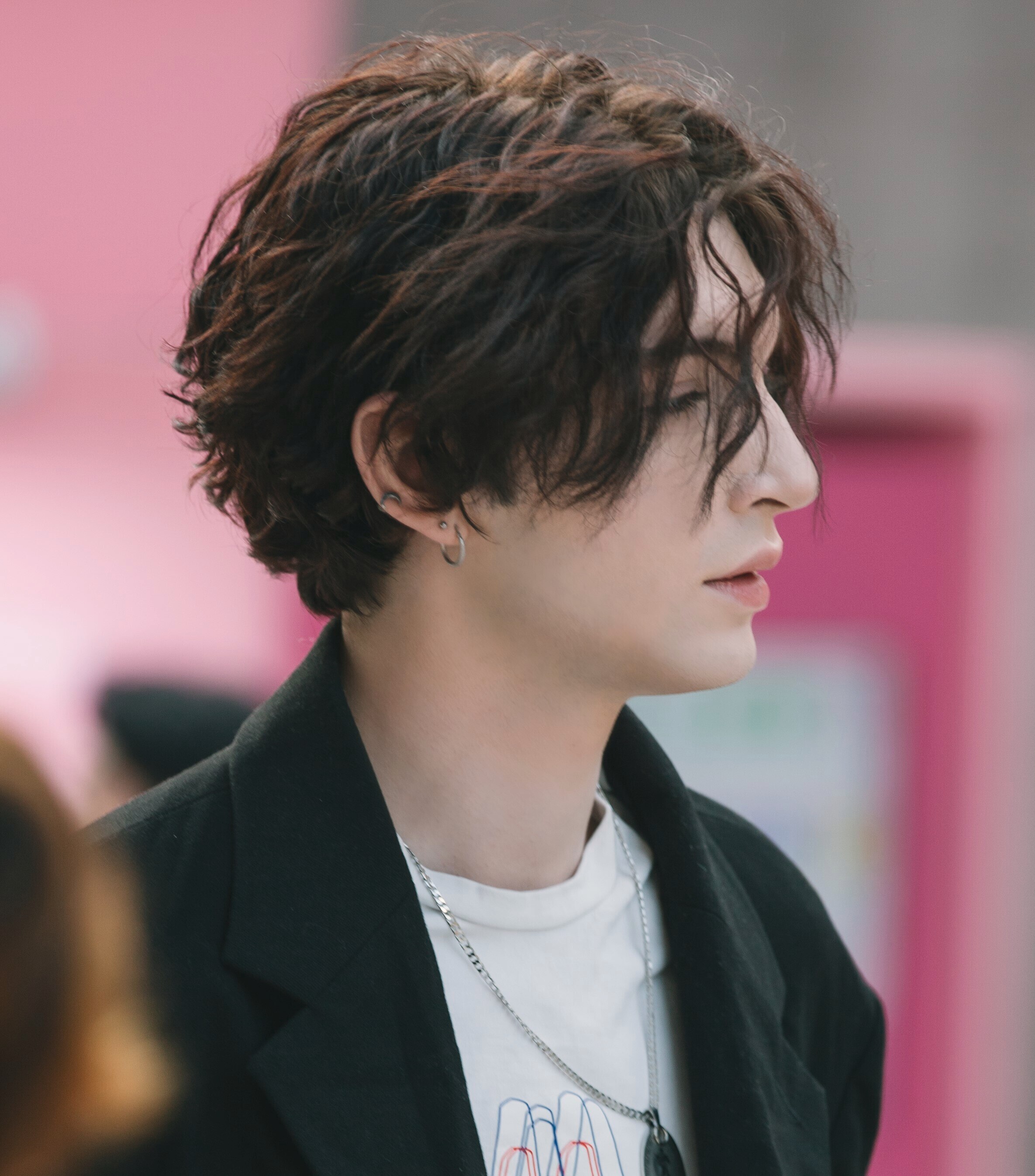 pria asia dengan rambut dicatok keriting (Messy Wave)