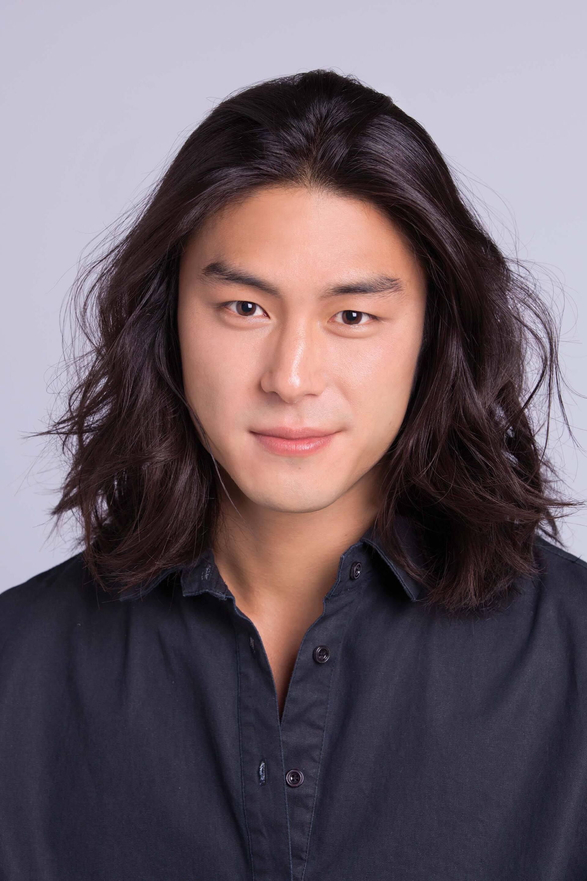 pria dengan rambut gondrong