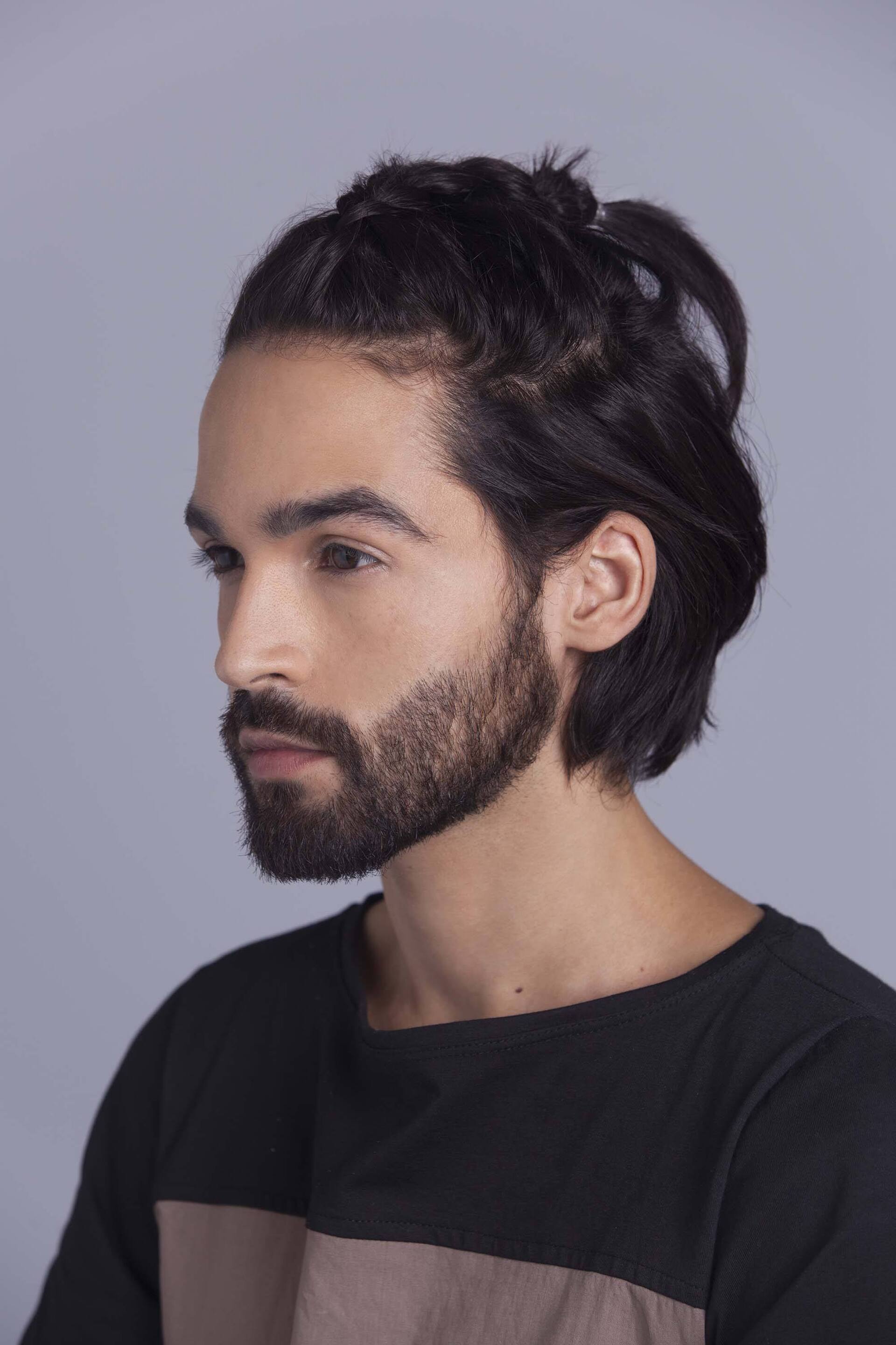 pria dengan rambut dikepang