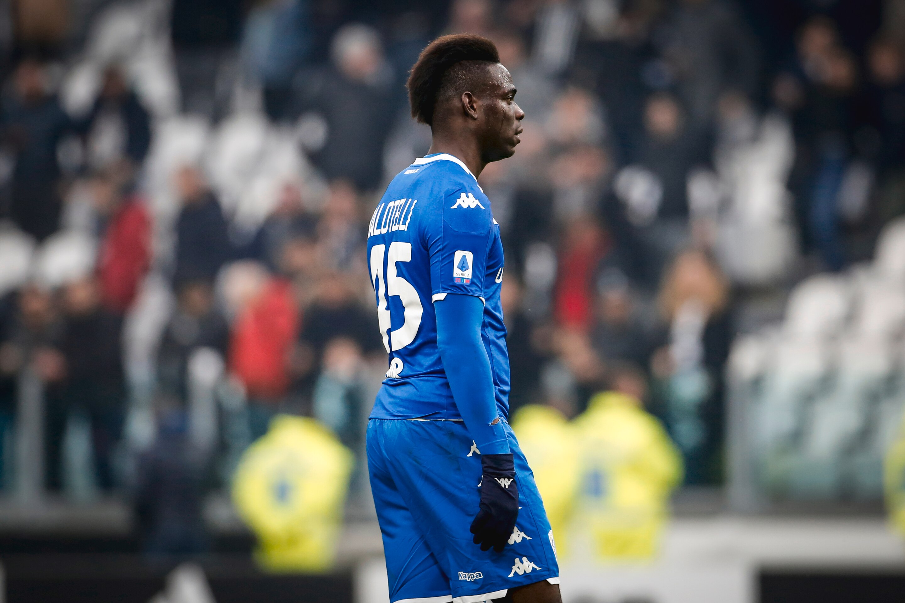 gaya rambut pemain bola mario balotelli	