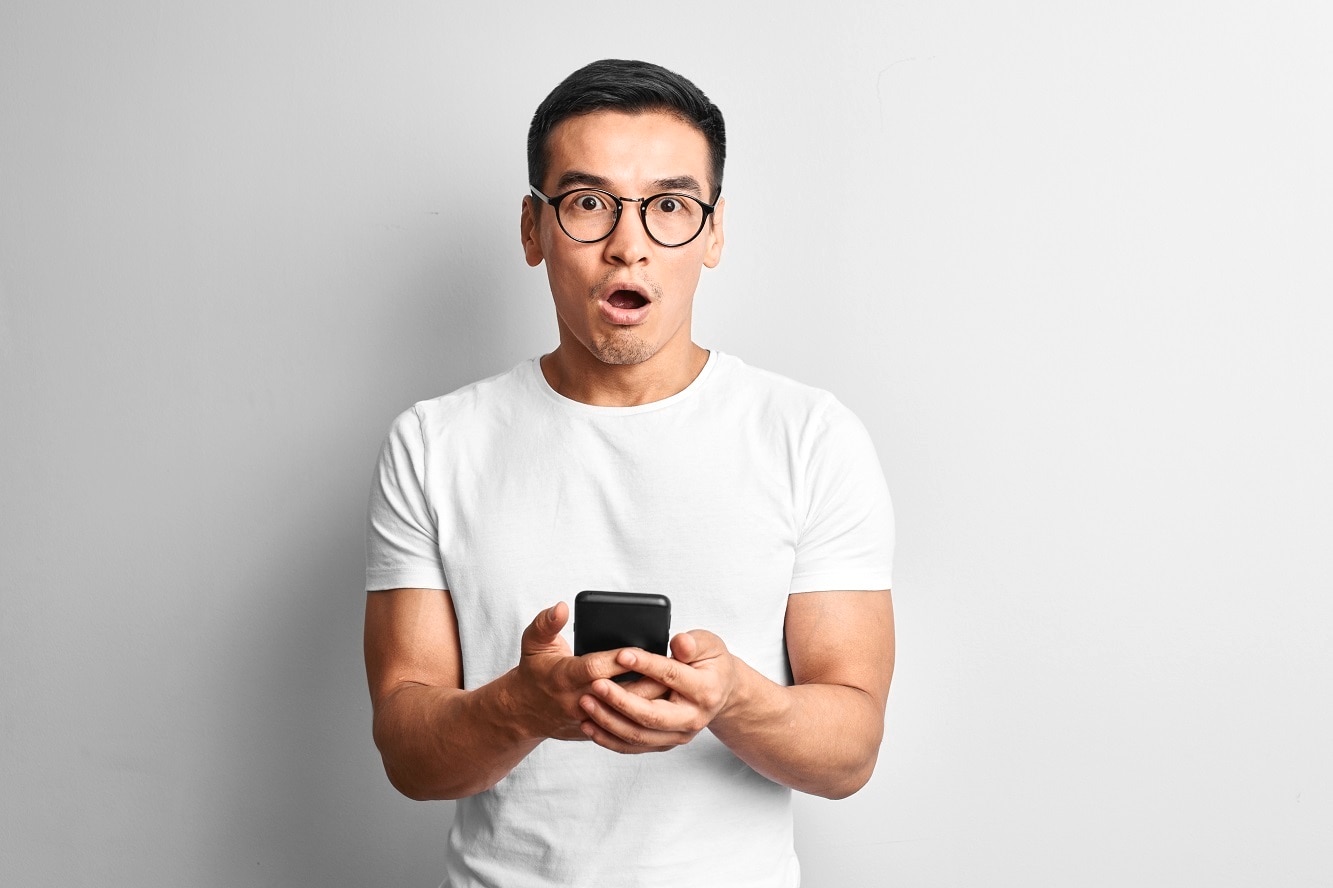 pria sedang bermain mobile game