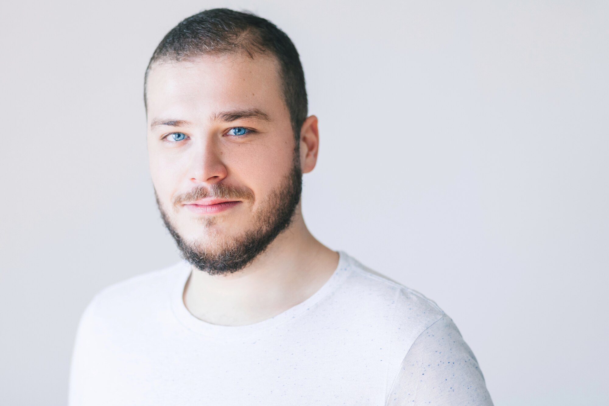 pria gemuk dengan gaya rambut buzz cut