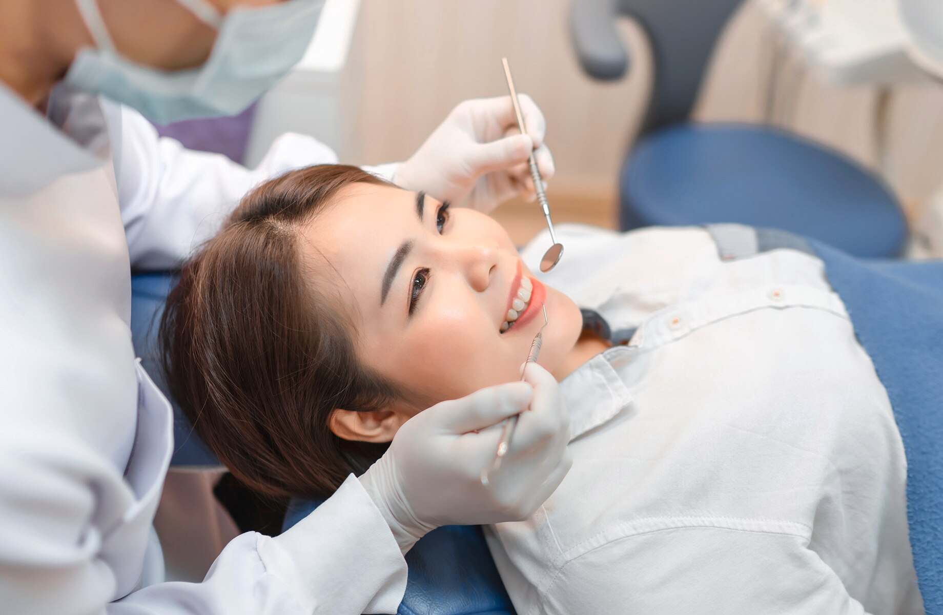 người phụ nữ trong ghế nha sĩ