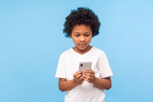 A criançada não desgruda do celular? Veja essas dicas! 