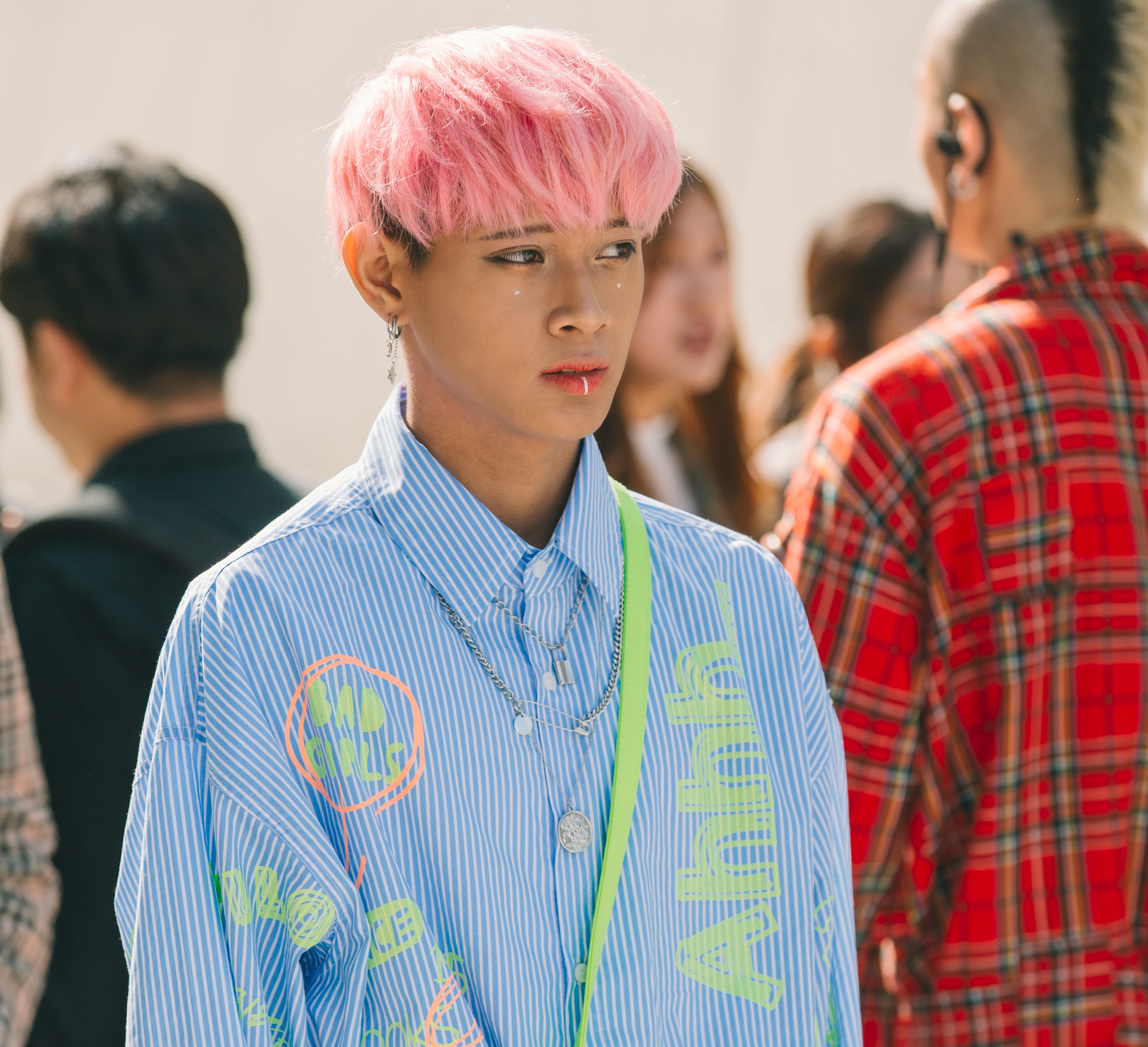 pria dengan rambut warna pink