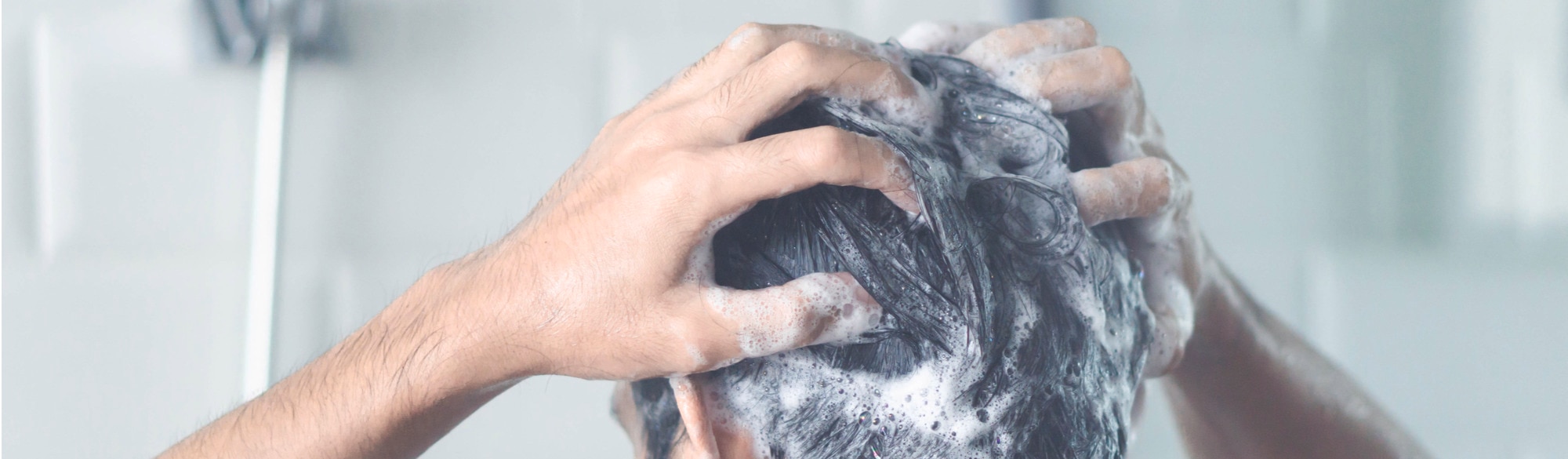 cara membersihkan kulit kepala yang kotor