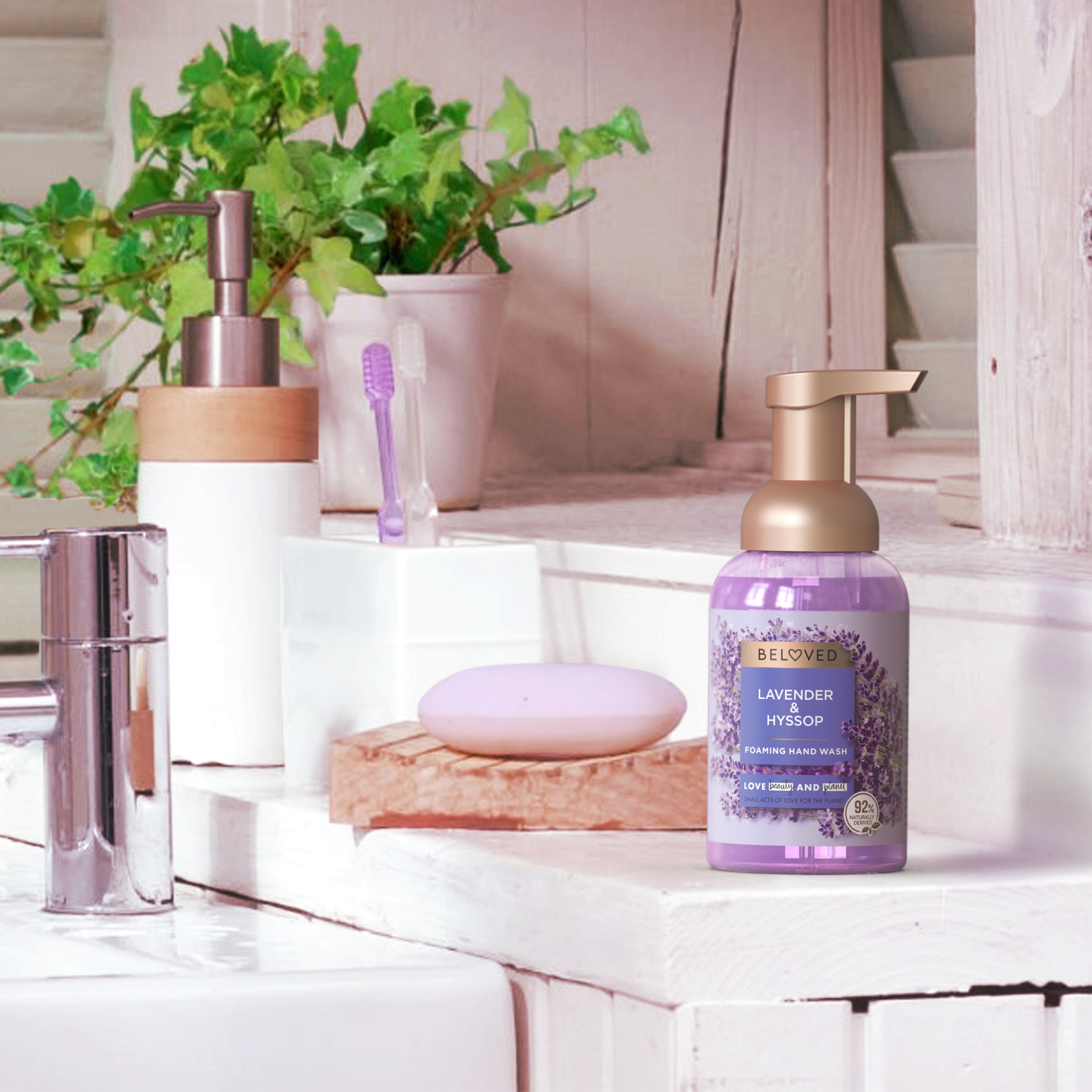 Texture Shot Love Beauty Planet Lavender & Hyssop Foaming Hand Wash