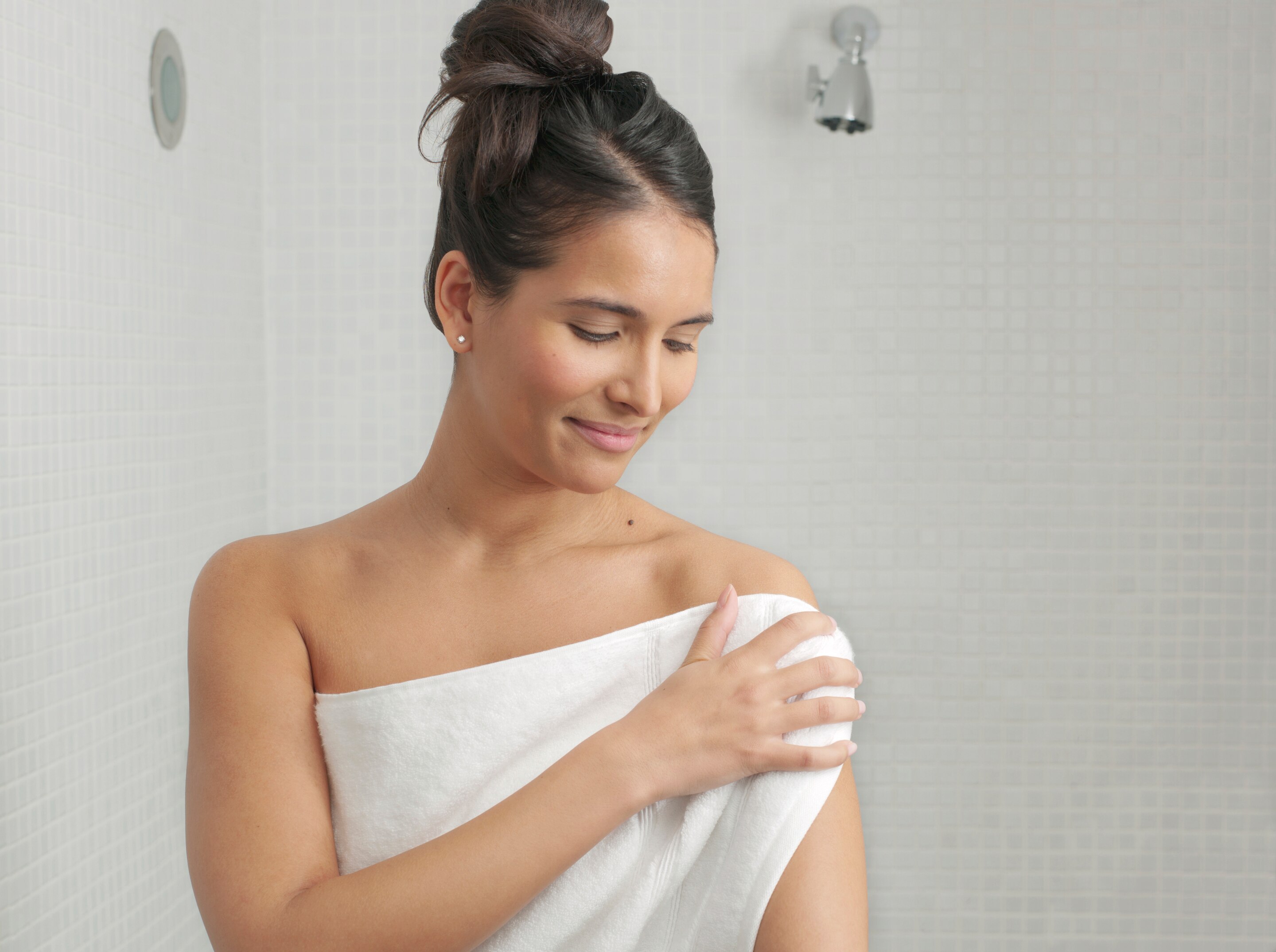 Evită formulele care curăță agresiv pielea