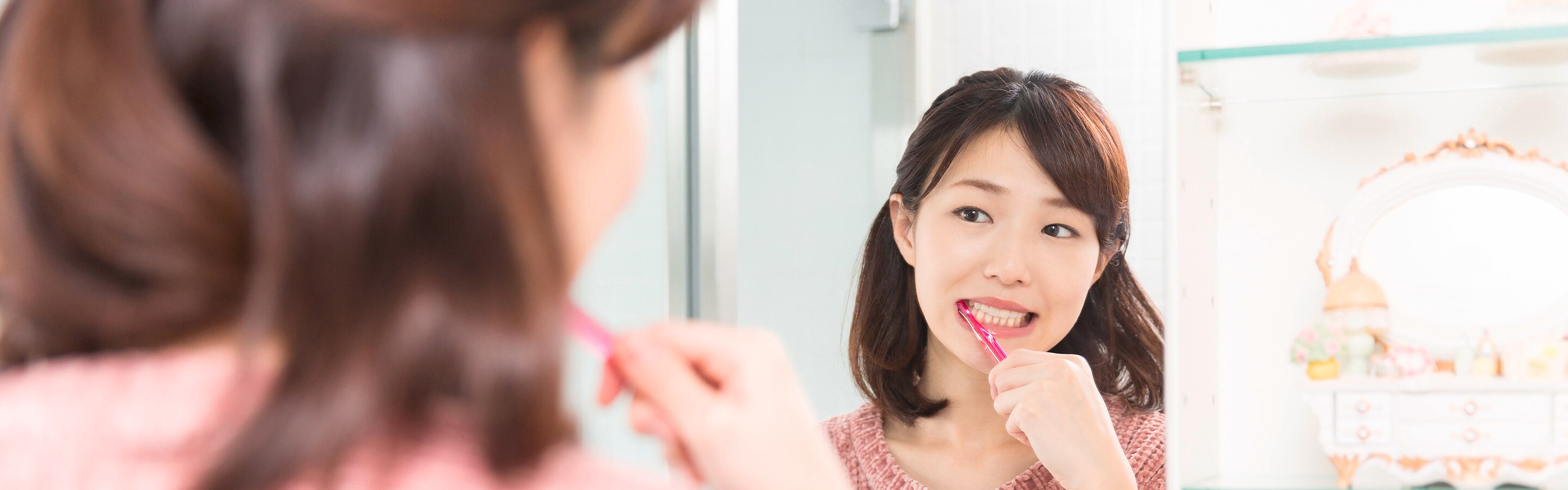 Perempuan sedang menyikat gigi