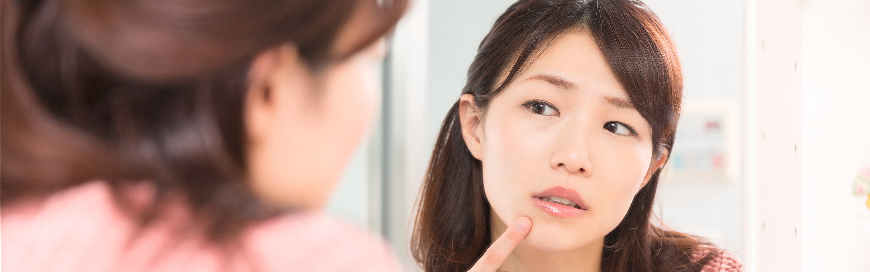 Perempuan sedang berkaca 