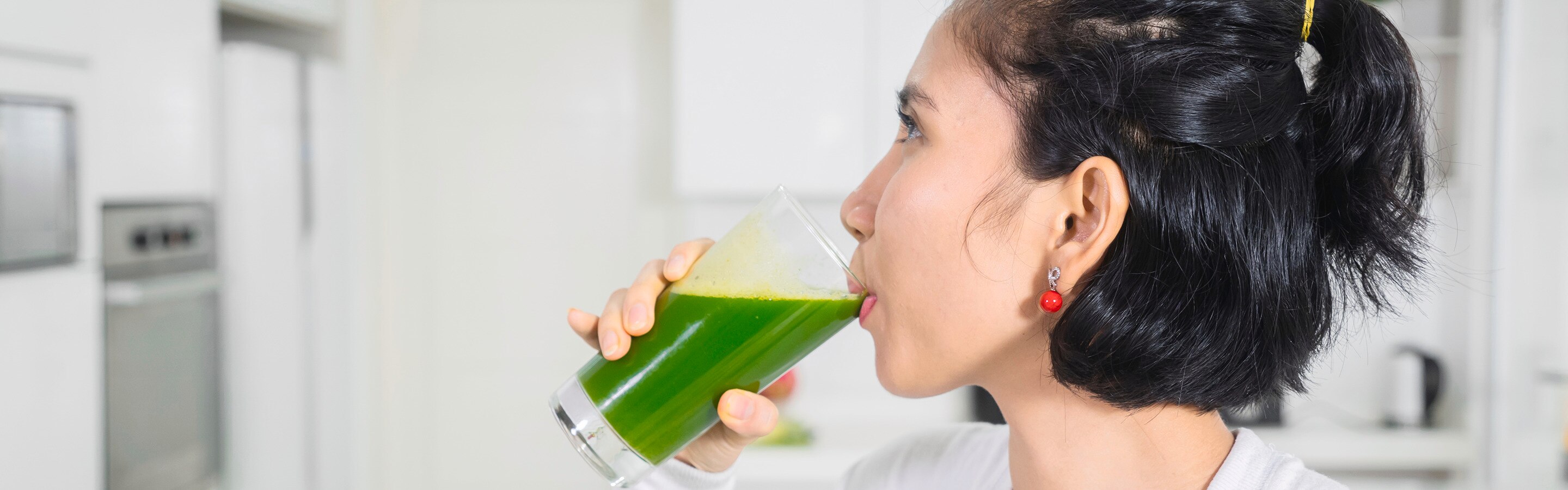 Perempuan meminum jus kesehatan