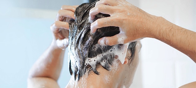 Tudo começa com o uso do shampoo e condicionador adequados para o seu tipo de cabelo e para as condições específicas do couro cabeludo