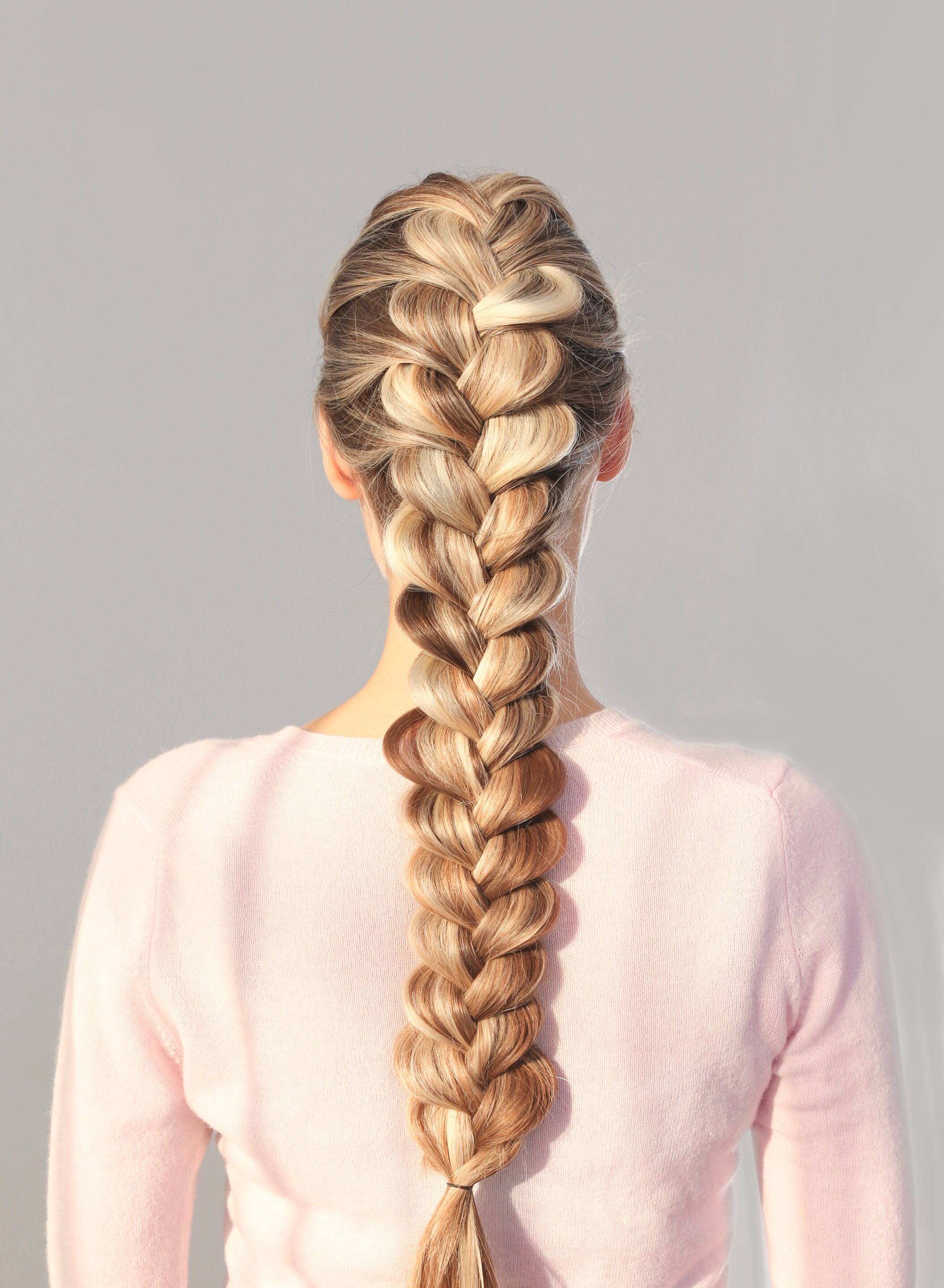 French braids tak selalu harus rapi. Coba gaya yang lebih bervolume seperti ini. (Foto: Shutterstock)