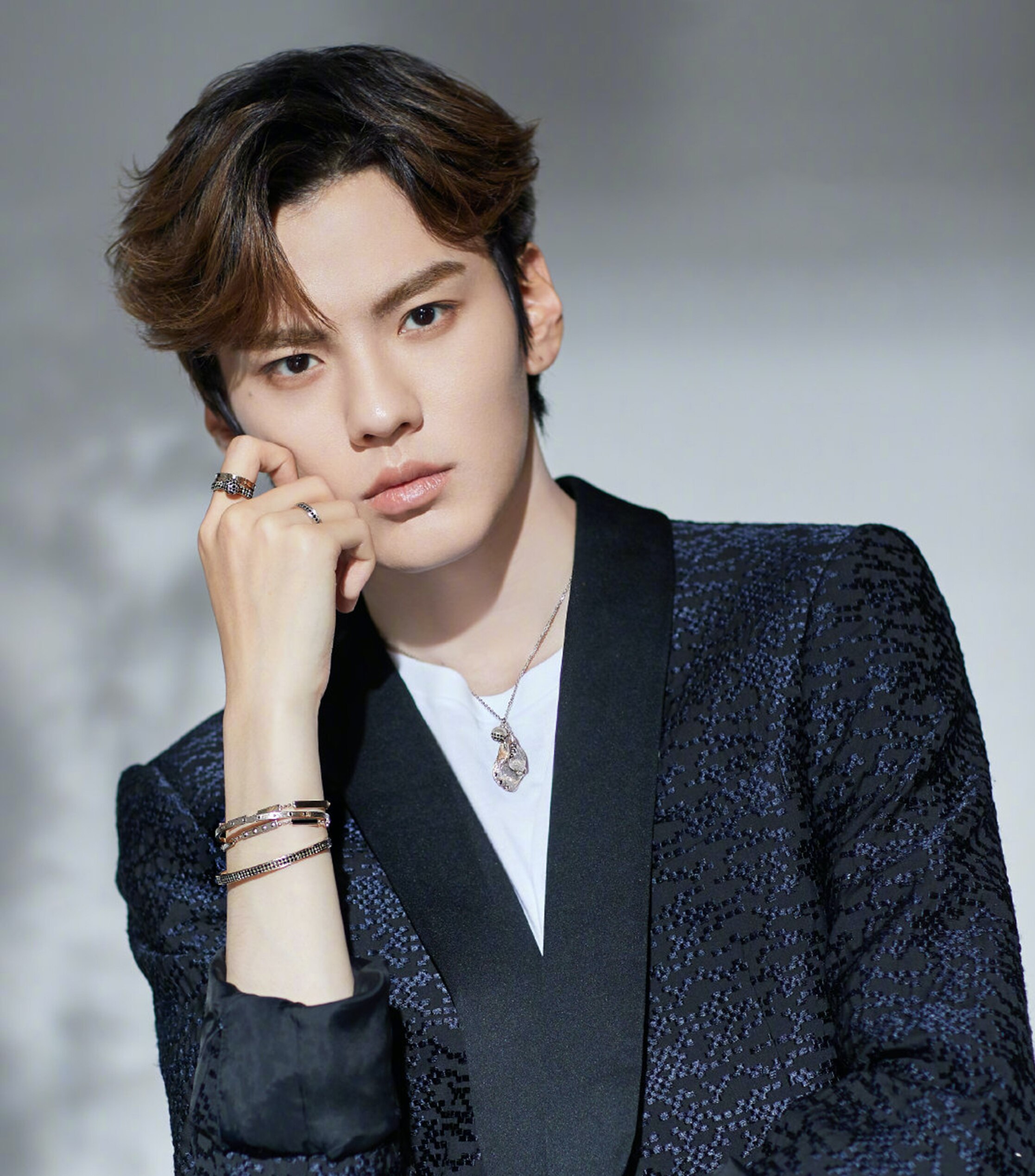 pria dengan rambut bergaya klasik