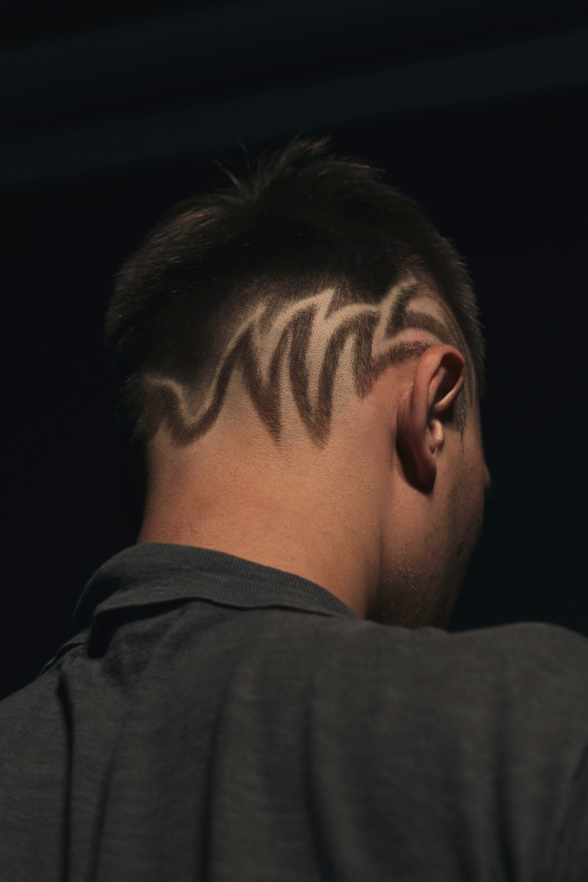 pria dengan garis rambut bermotif zigzag	