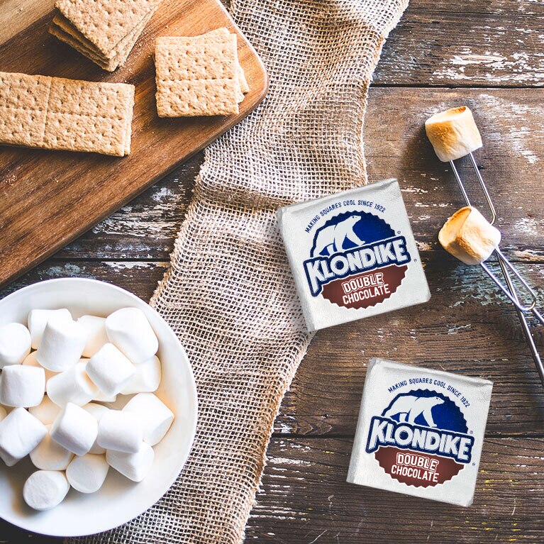 Barras de chocolate doble Klondike con malvaviscos sobre la mesa