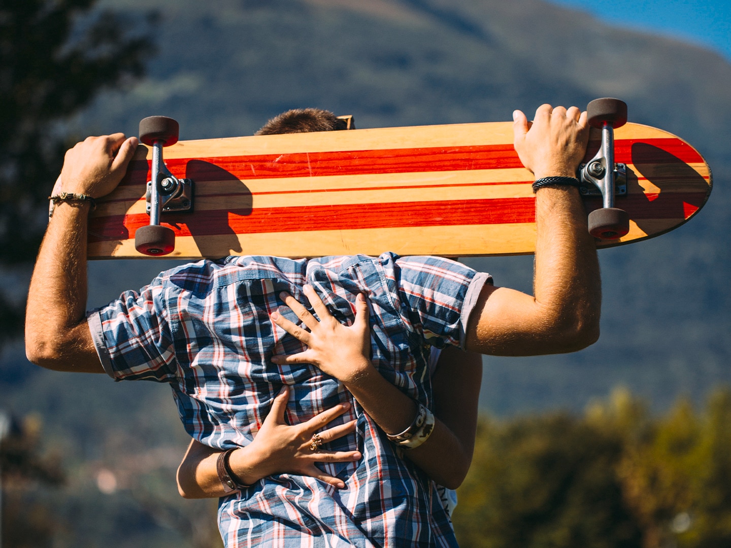 Hombre con desodorante en la mano